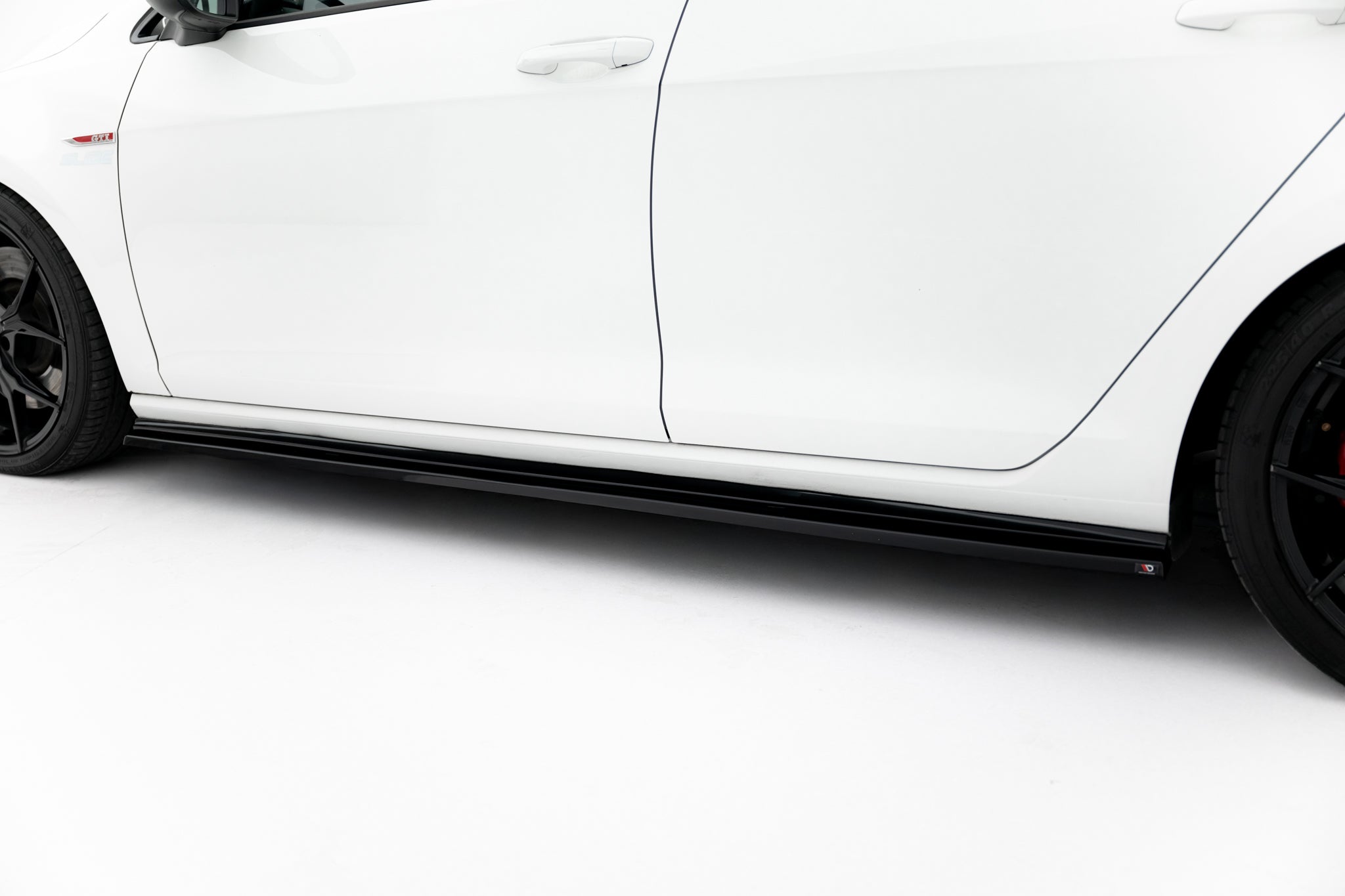 Maxton Design Street+ Seitenschweller Leisten V.2 passend für VW Golf GTI / GTD Mk7 / Mk7 Facelift (verengen) schwarz Hochglanz