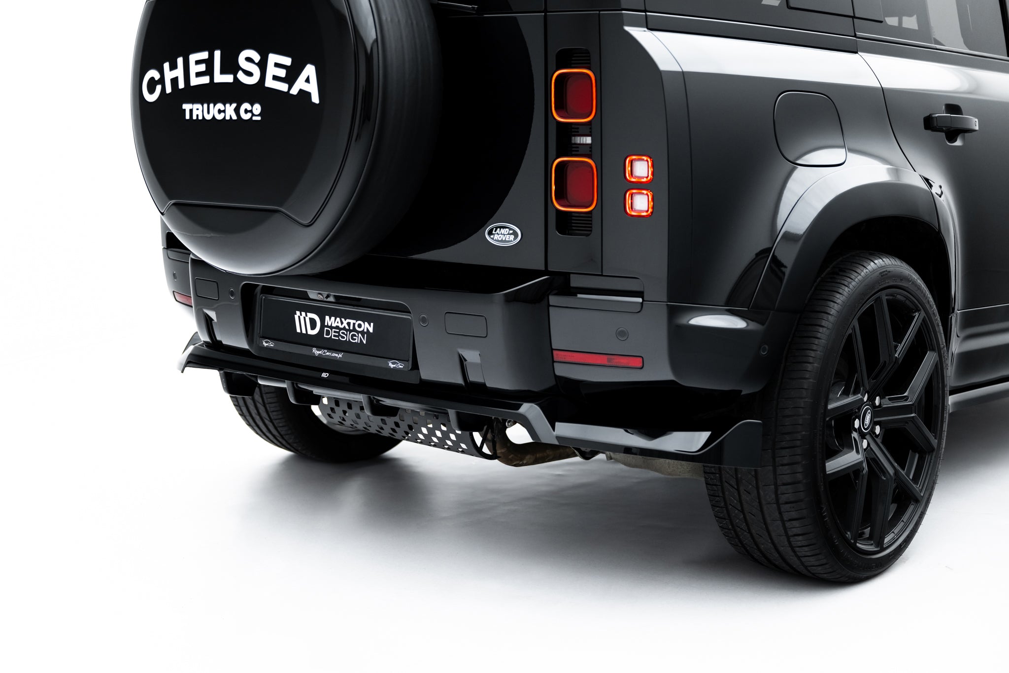 Maxton Design Street+ Mittlerer Diffusor RACE passend für Land Rover Defender Mk4 schwarz Hochglanz