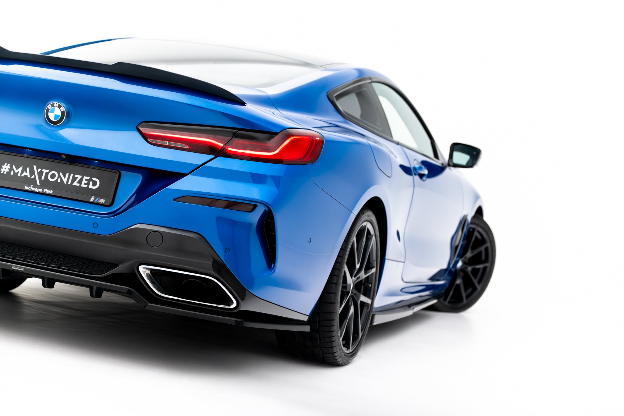 Maxton Design Street+ Mittlerer Diffusor RACE passend für BMW 8 Coupe M-Paket G15 schwarz Hochglanz