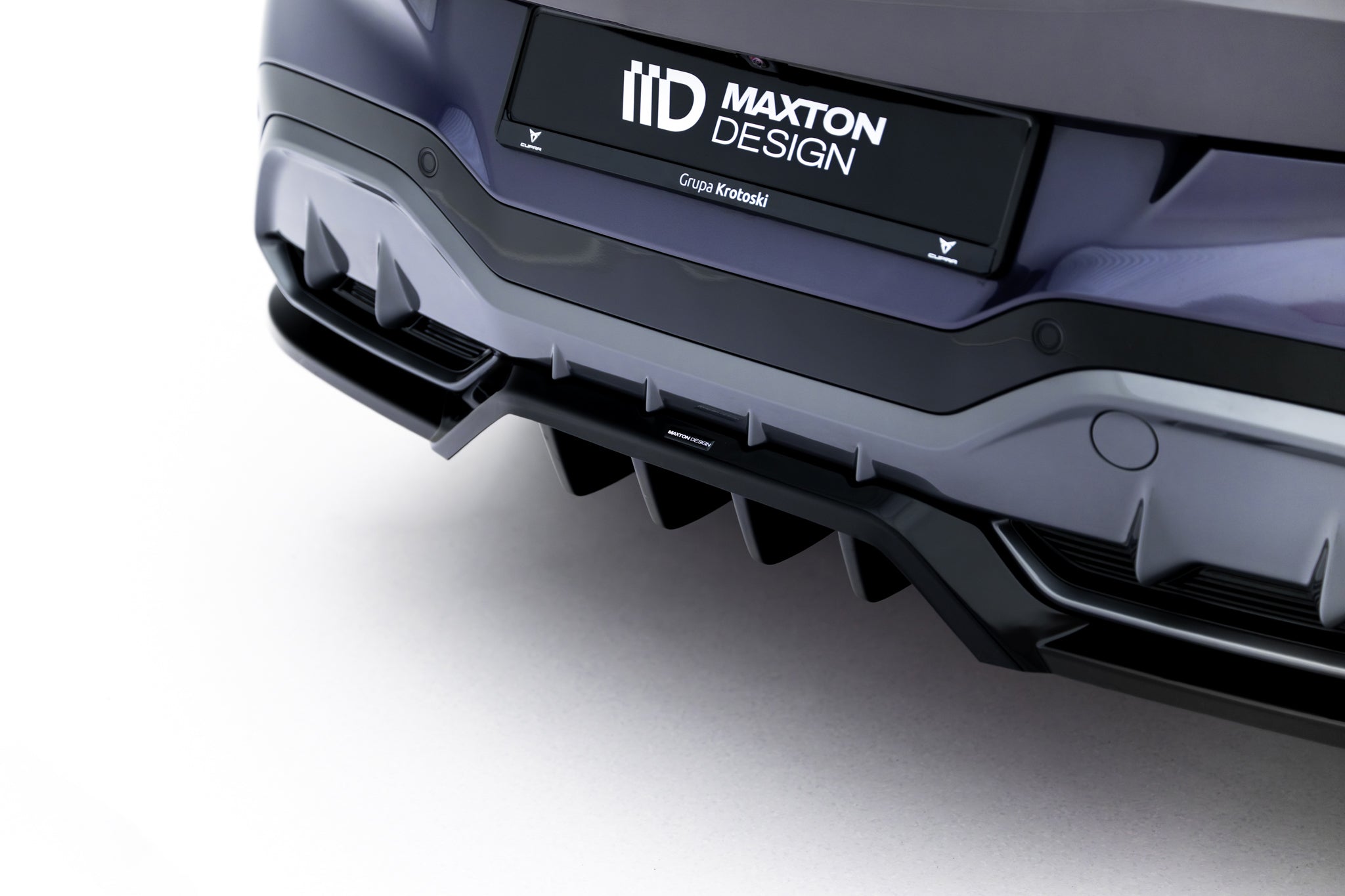Maxton Design Street+ Mittlerer Diffusor RACE V.2 passend für Cupra Terramar Mk1 (Version ohne Anhängerkupplung) schwarz Hochglanz
