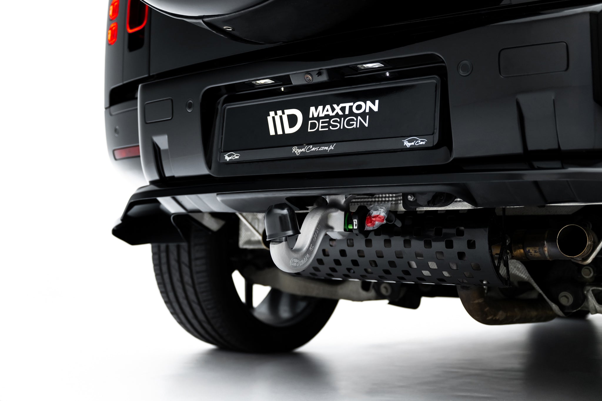 Maxton Design Street+ Mittlerer Diffusor RACE passend für Land Rover Defender Mk4 schwarz Hochglanz