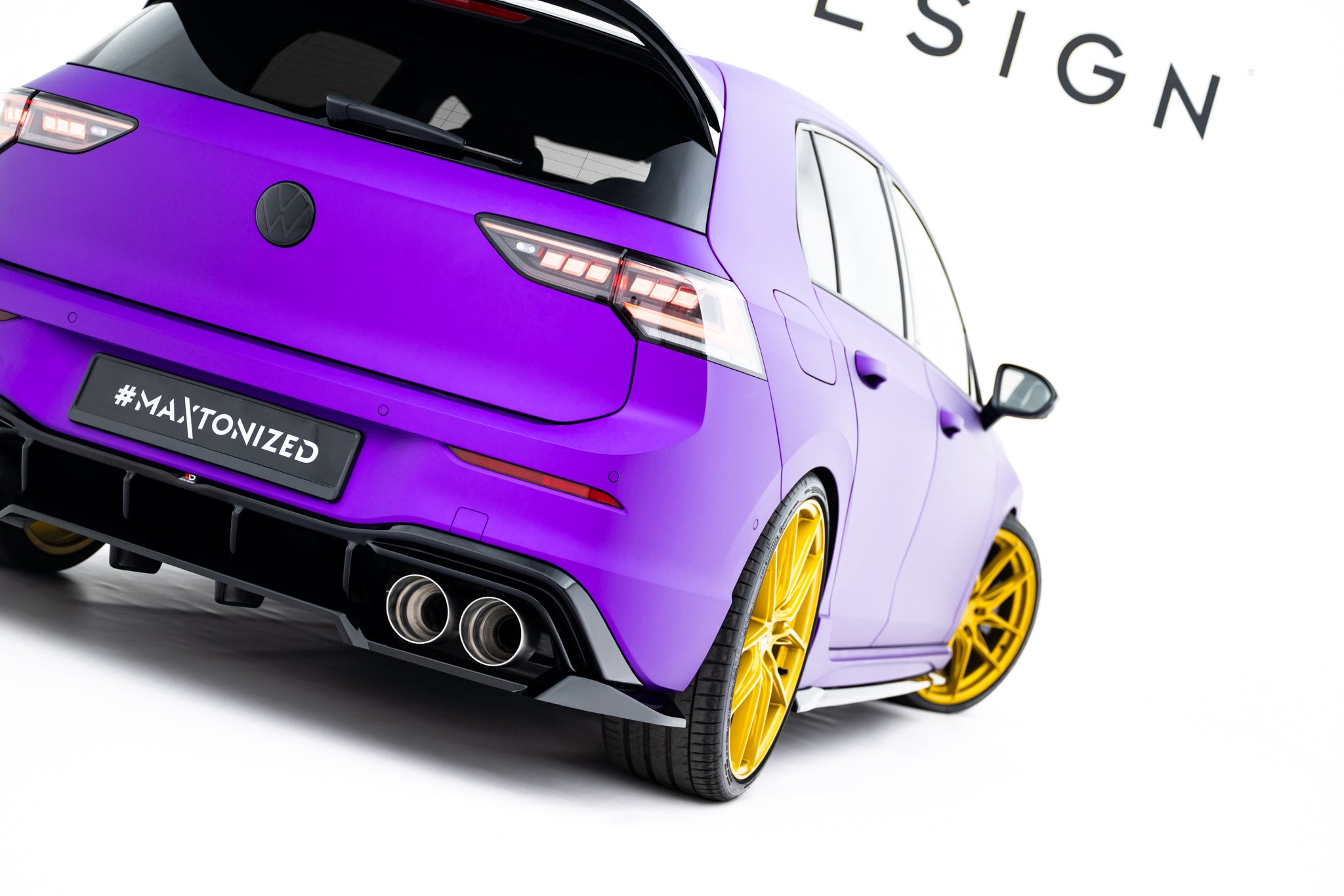 Maxton Design Street+ Mittlerer Diffusor RACE V.2 passend für VW Golf R Hatchback Mk8 / Mk8 Facelift schwarz Hochglanz