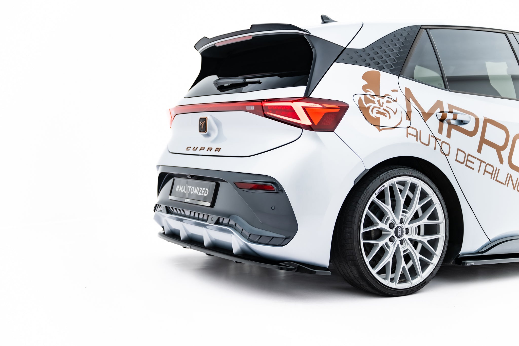 Maxton Design Street+ Mittlerer Diffusor RACE passend für Cupra Born Mk1 schwarz Hochglanz