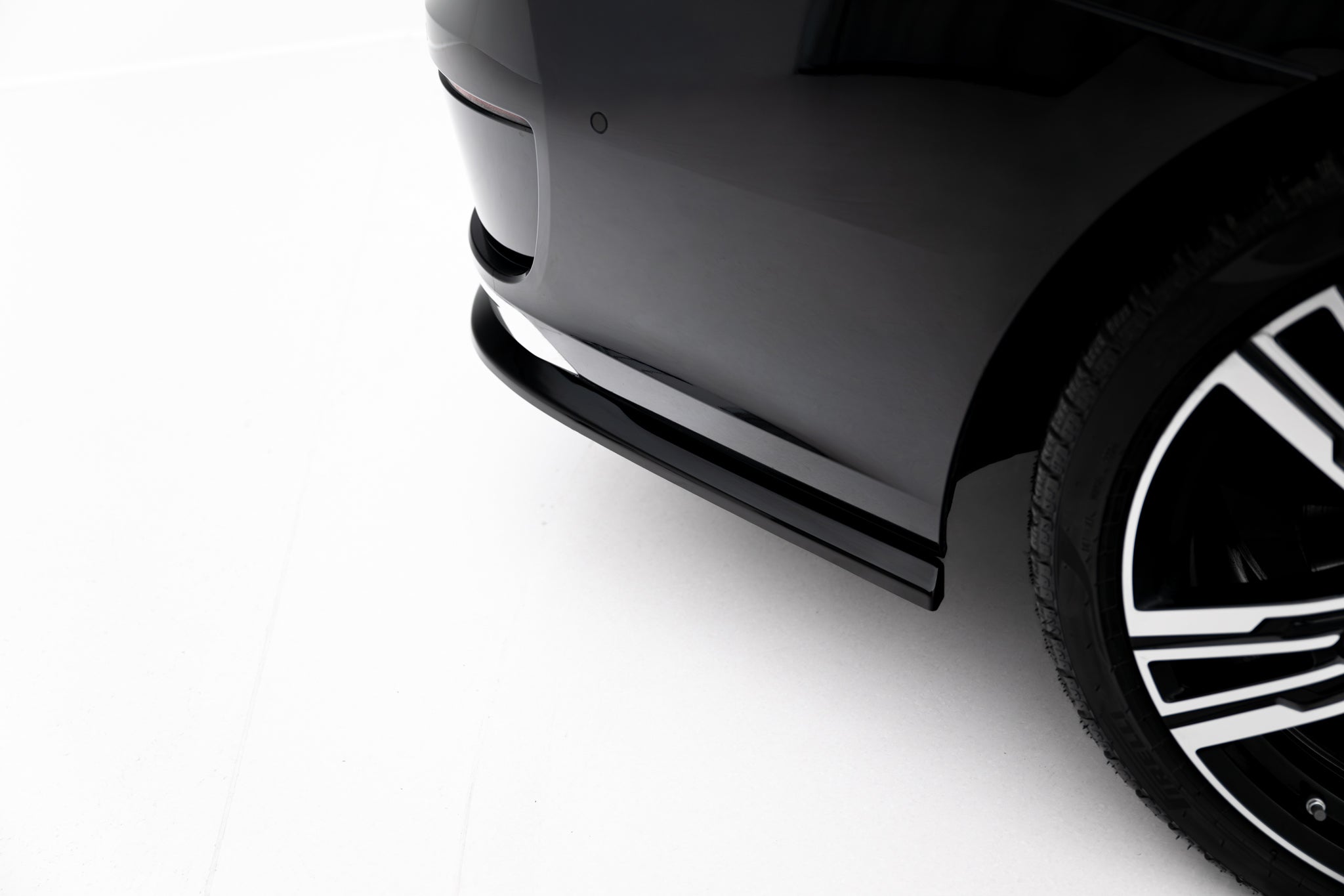 Maxton Design Street+ Mittlerer Diffusor RACE passend für BMW 7 G70 schwarz Hochglanz