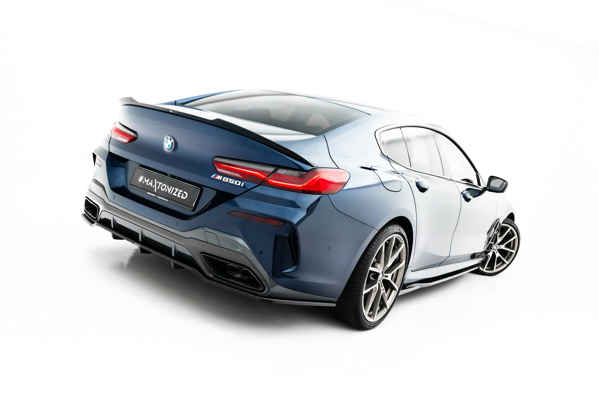 Maxton Design Street+ Mittlerer Diffusor RACE passend für BMW 8 Gran Coupe M-Paket G16 schwarz Hochglanz