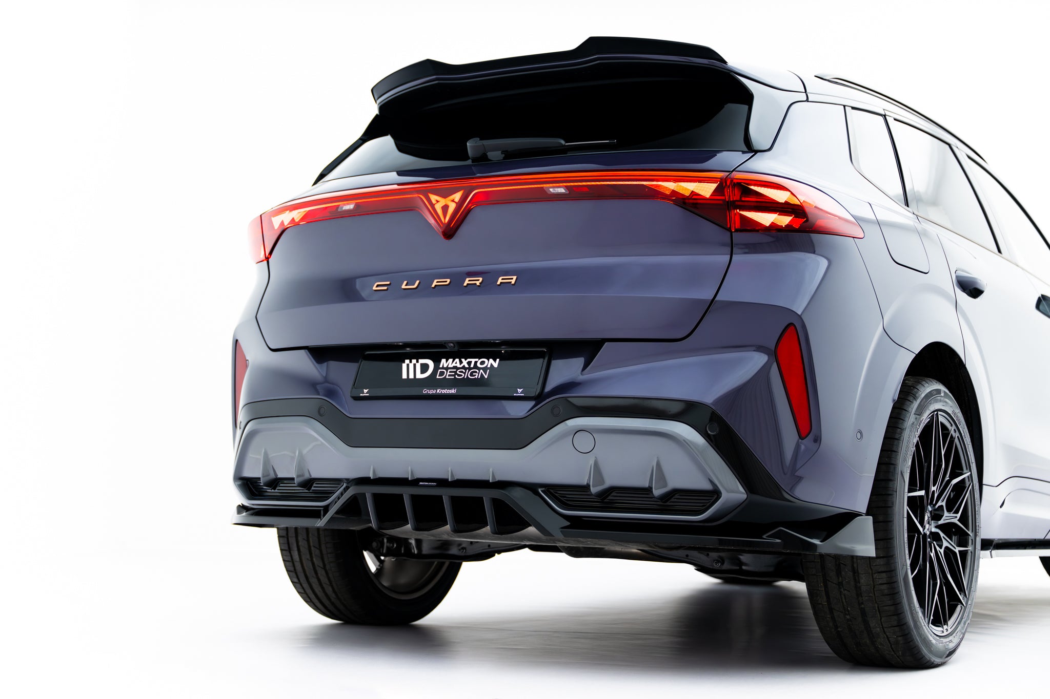 Maxton Design Street+ Mittlerer Diffusor RACE passend für V.1 Cupra Terramar Mk1 (Version ohne Anhängerkupplung) schwarz Hochglanz
