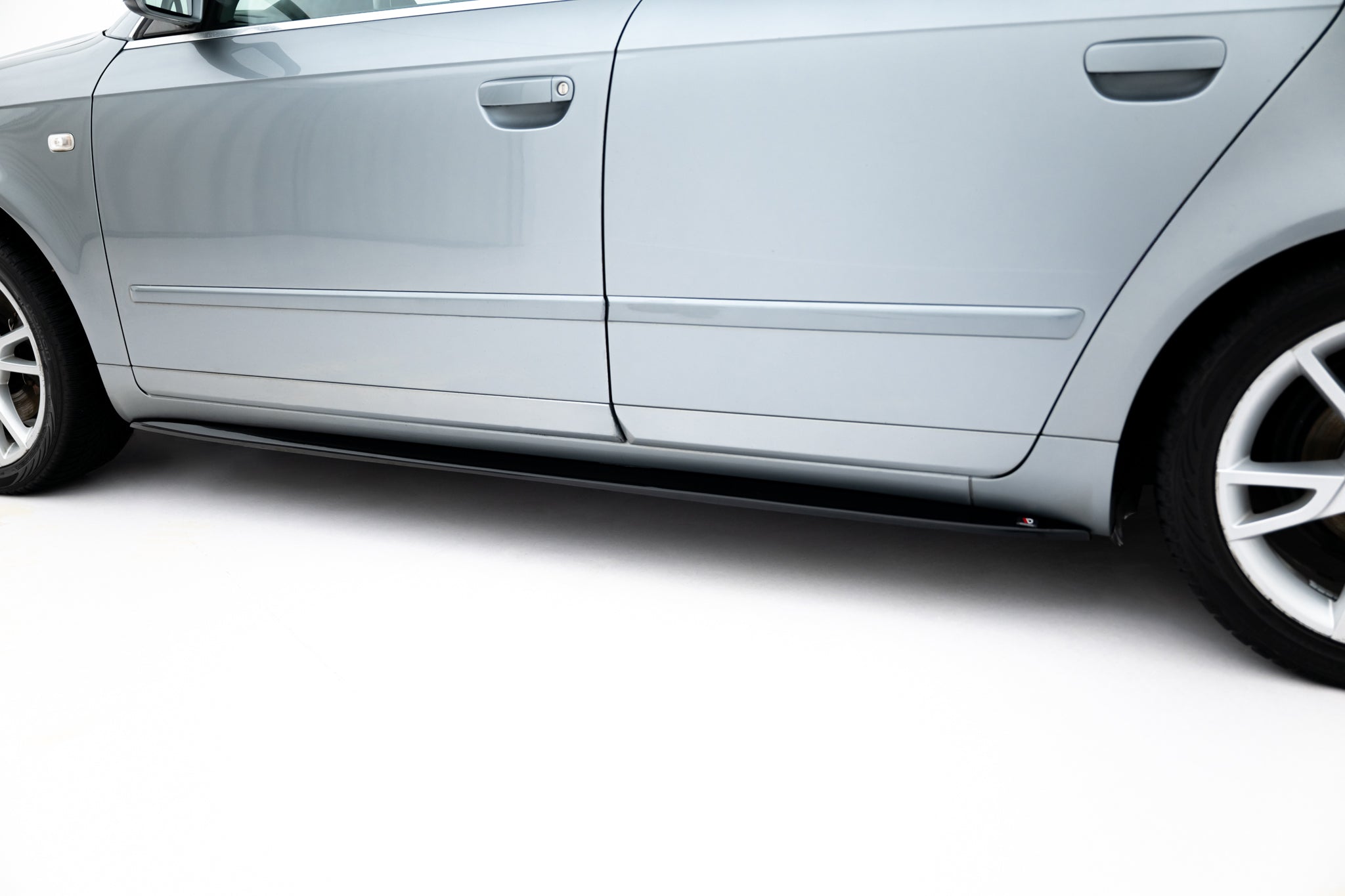 Maxton Design Street+ Seitenschweller Leisten passend für V.1 passend für Audi S4 / A4 / A4 S-Line B6 / B7 schwarz Hochglanz