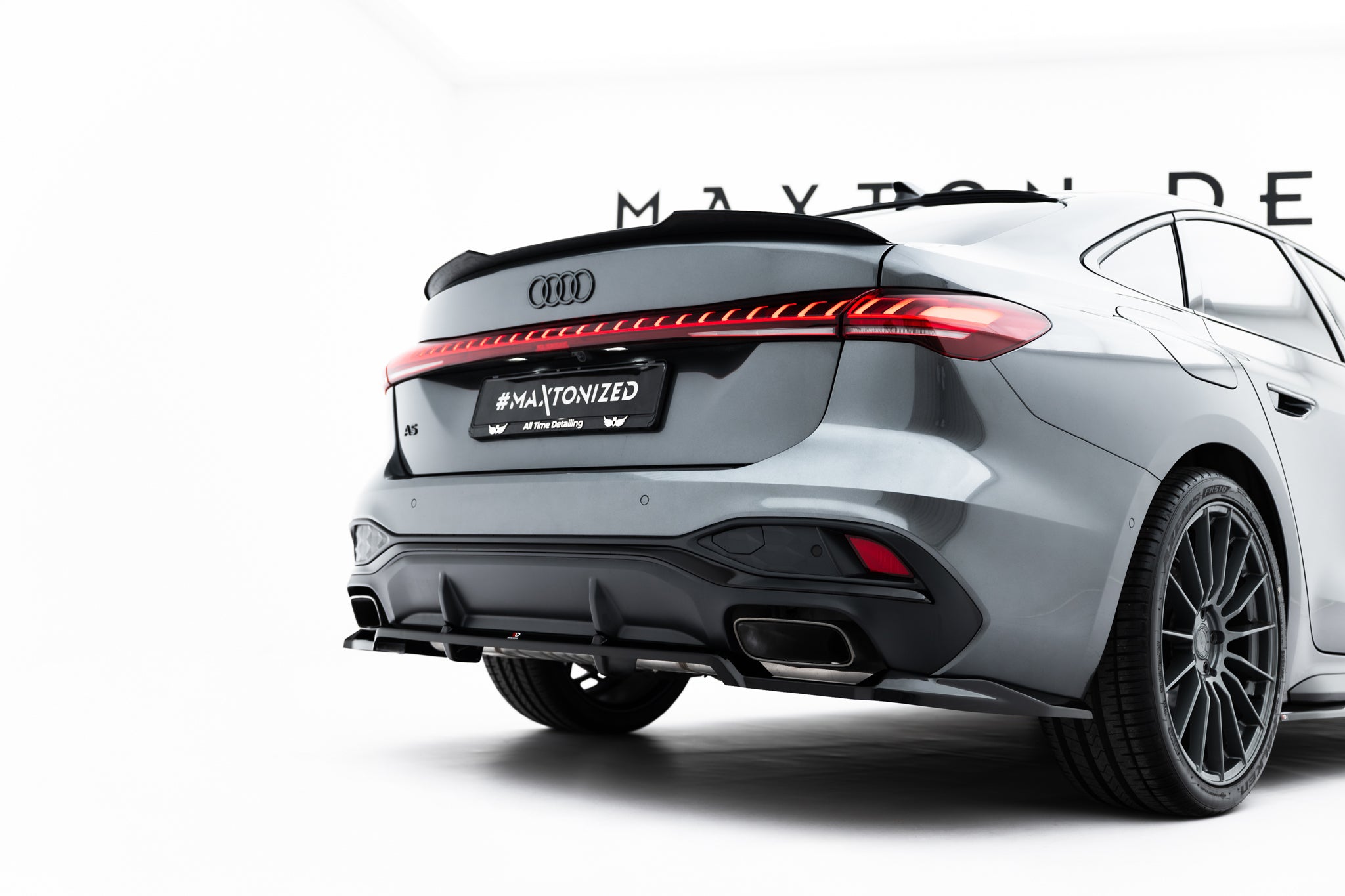 Maxton Design Street+ Mittlerer Diffusor RACE passend für Audi A5 S-Line Limousine / Avant B10 schwarz Hochglanz