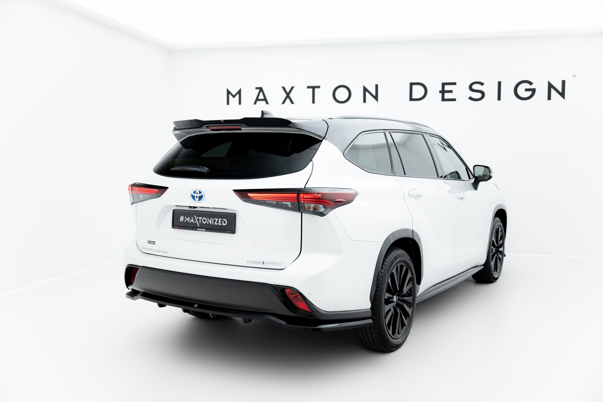 Maxton Design Street+ Mittlerer Diffusor RACE passend für Toyota Highlander Mk4 schwarz Hochglanz