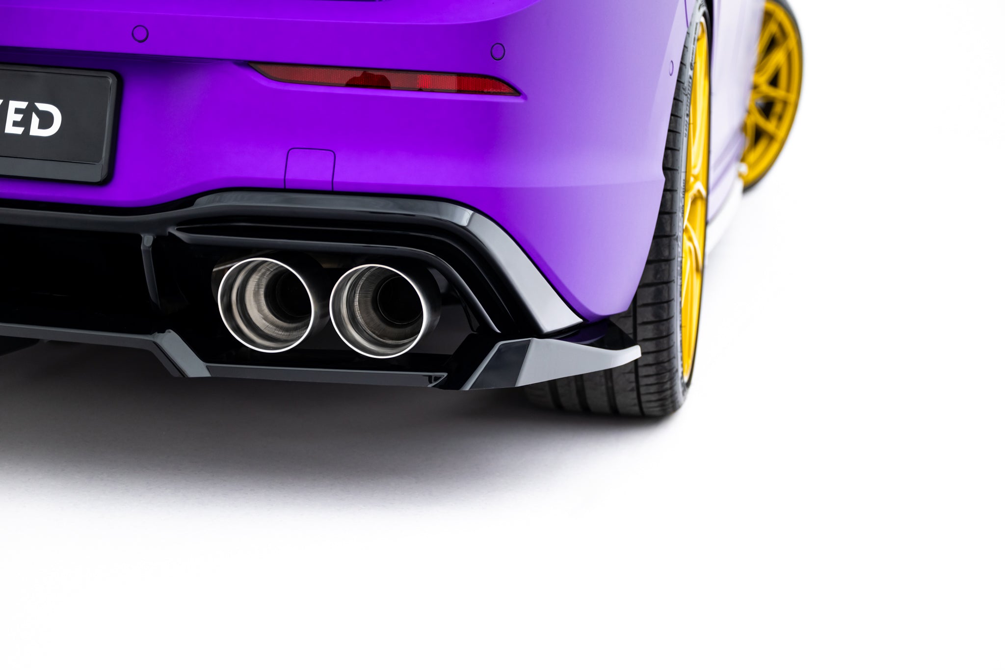 Maxton Design Street+ Mittlerer Diffusor RACE V.2 passend für VW Golf R Hatchback Mk8 / Mk8 Facelift schwarz Hochglanz