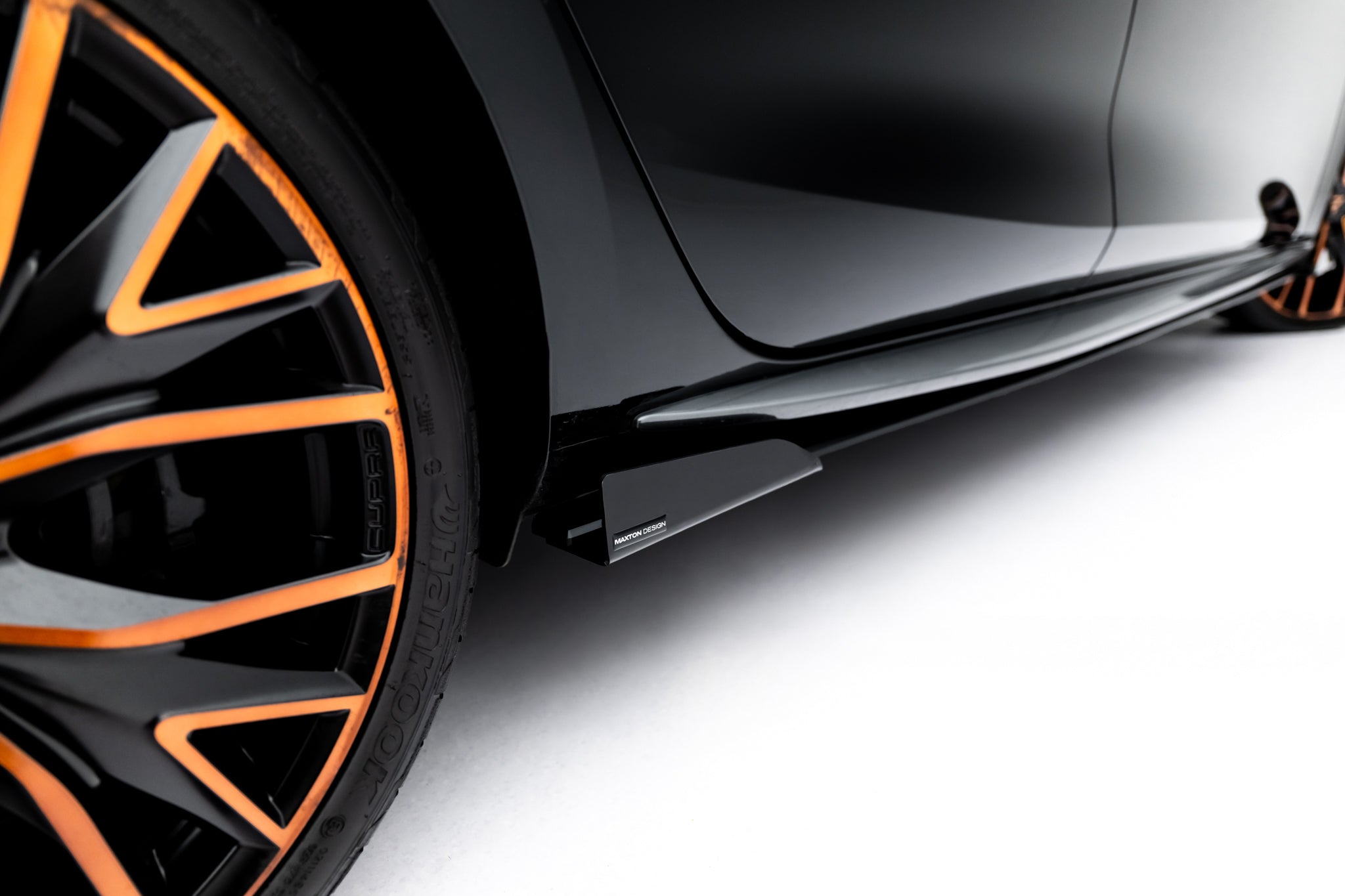 Maxton Design Street Pro Street+ Seitenschweller Leisten + Flaps passend für Cupra Leon ST / Hatchback Aero Mk1 / Mk1 Facelift schwarz Hochglanz