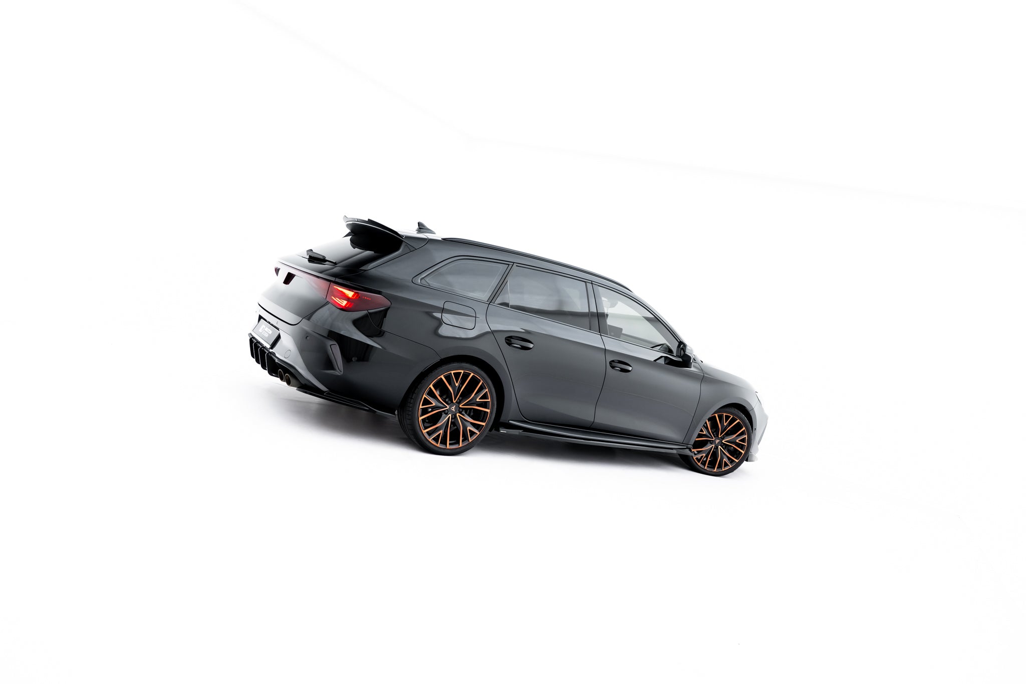 Maxton Design Street+ Seitenschweller Leisten V.2 passend für Cupra Leon ST / Hatchback Aero Mk1 / Mk1 Facelift schwarz Hochglanz