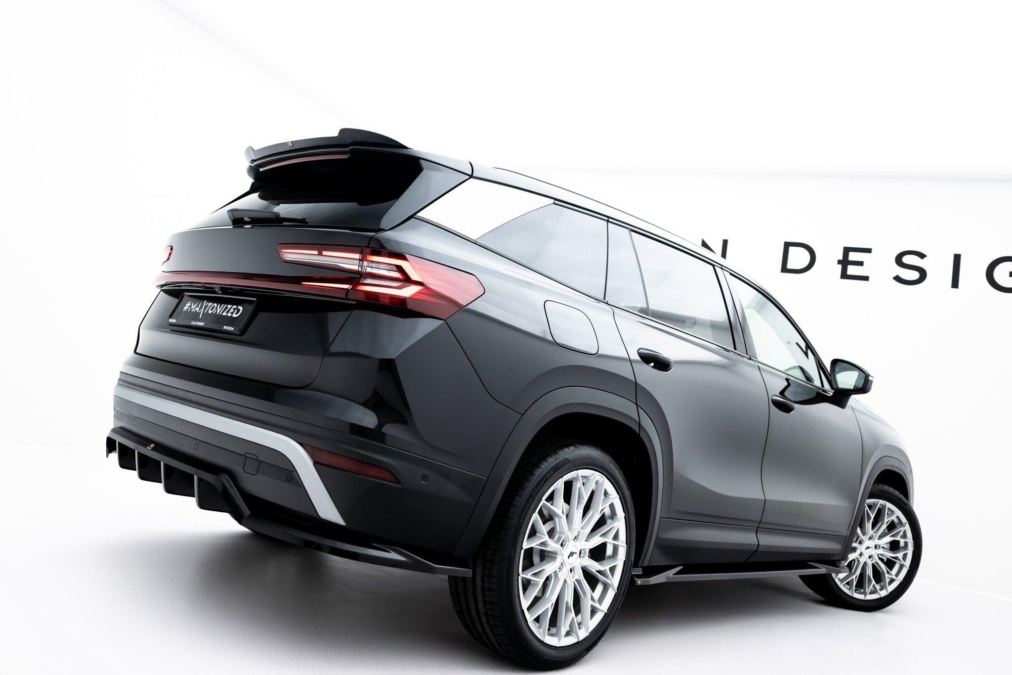 Maxton Design Street+ Mittlerer Diffusor RACE passend für Skoda Kodiaq Mk2 schwarz Hochglanz
