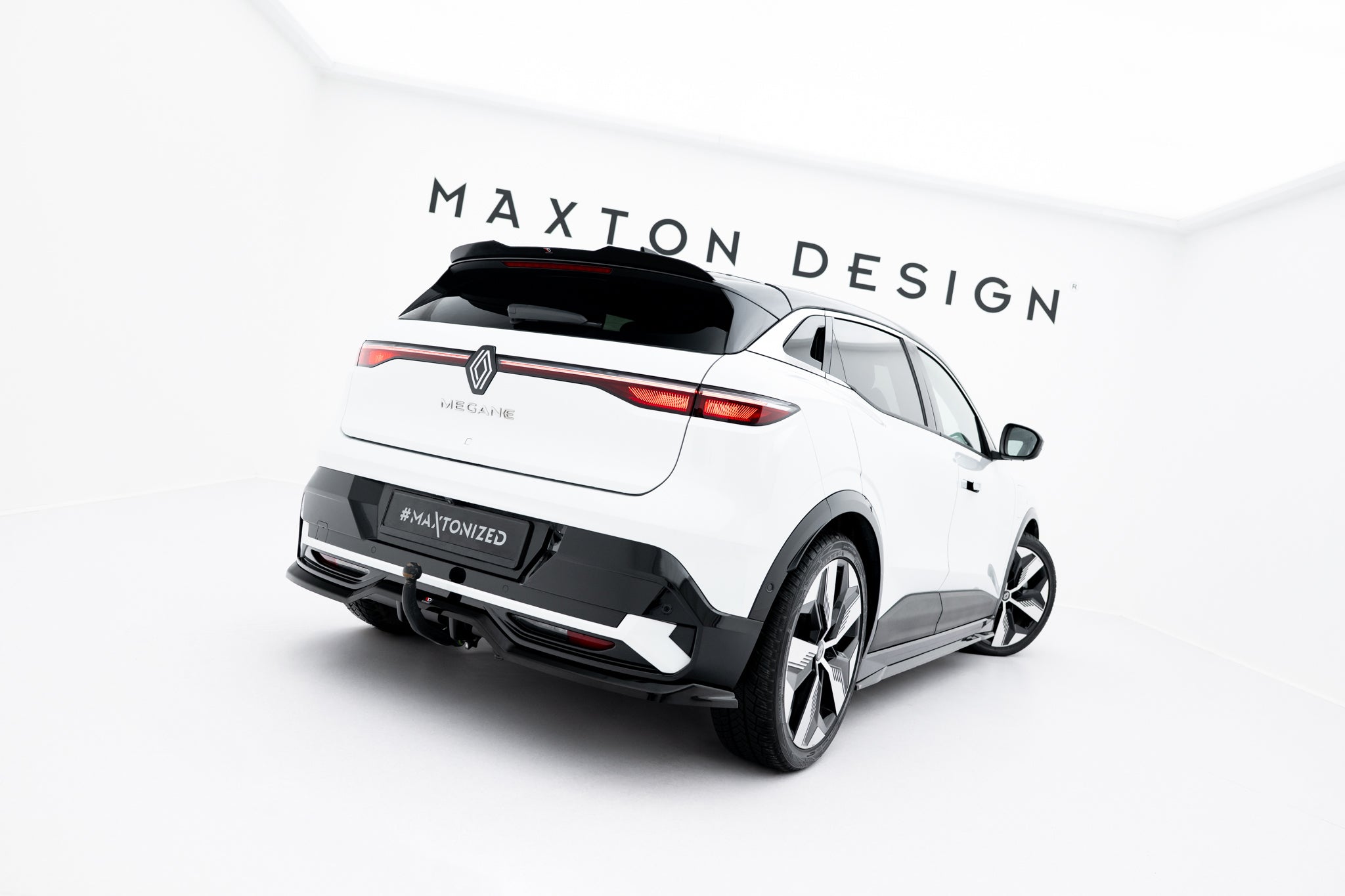 Maxton Design Mittlerer Diffusor Heck Ansatz DTM Look passend für Renault Megane E-Tech Electric Mk1 schwarz Hochglanz