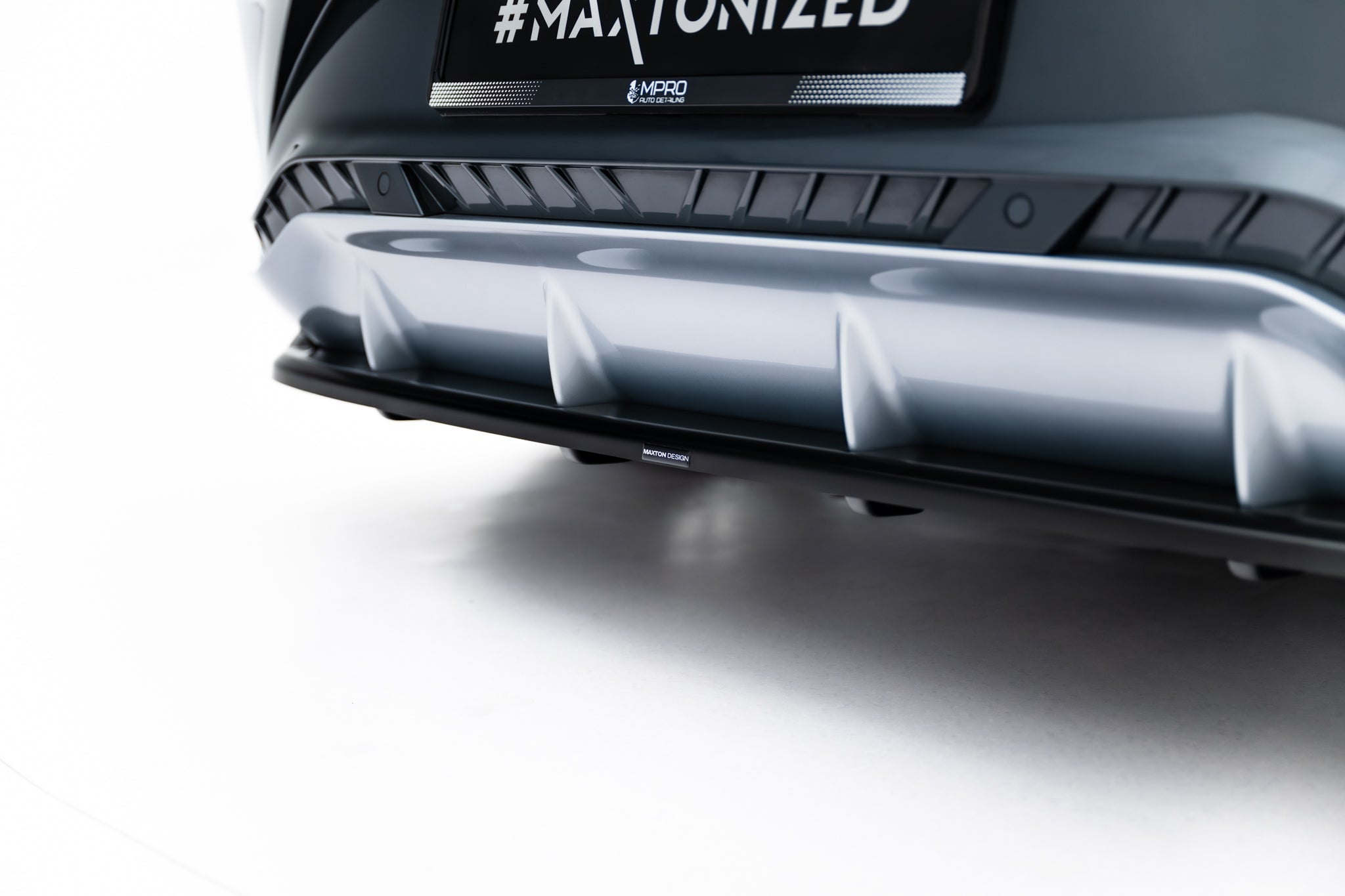 Maxton Design Street+ Mittlerer Diffusor RACE passend für Cupra Born Mk1 schwarz Hochglanz