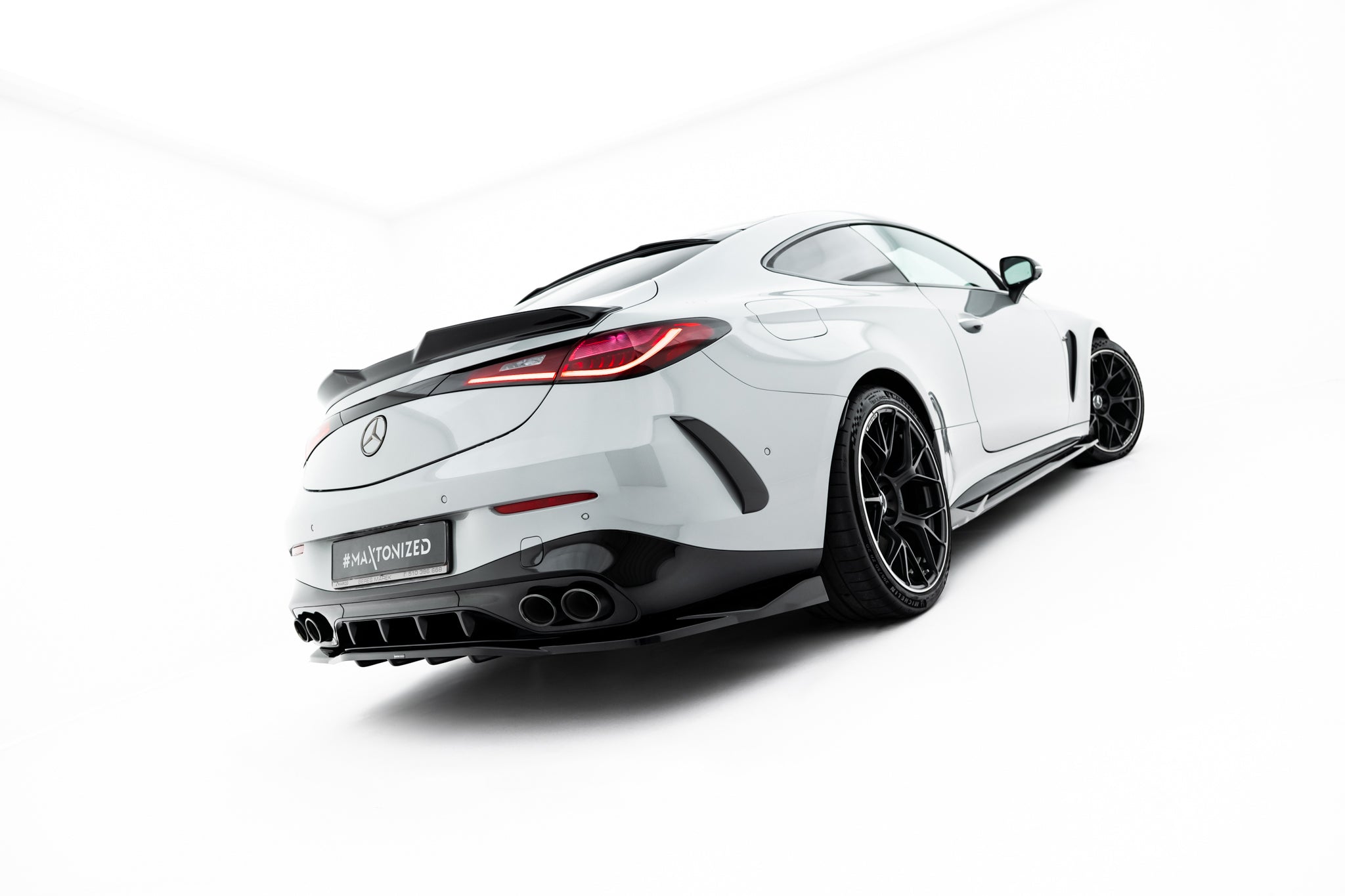 Maxton Design Street+ Mittlerer Diffusor RACE passend für Mercedes-AMG CLE 53 Aero C236 schwarz Hochglanz