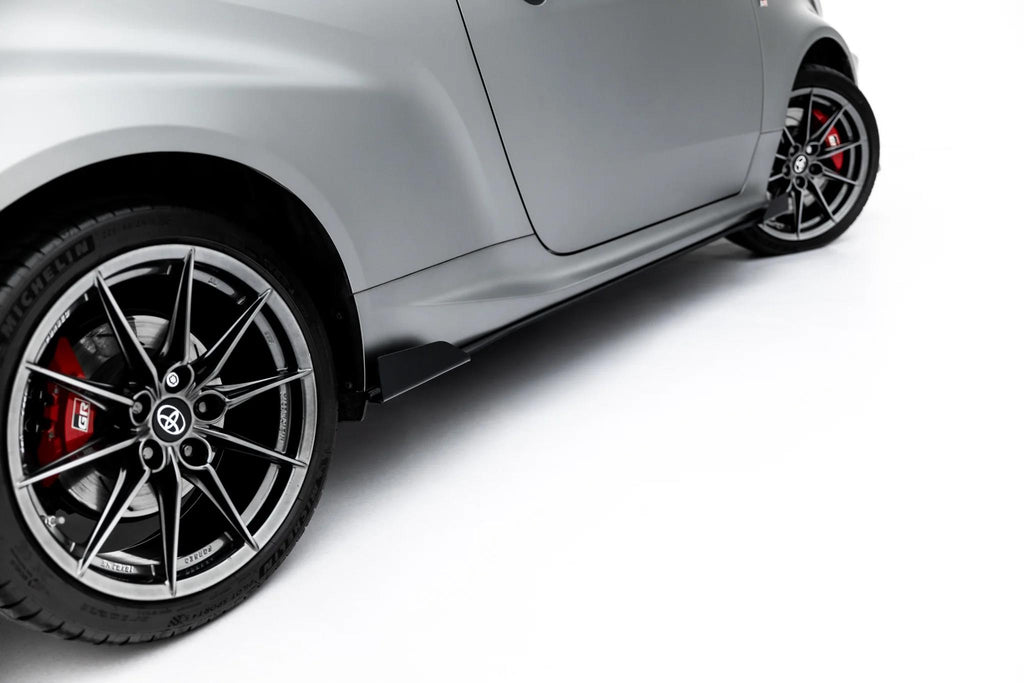 Maxton Design Street Pro Street+ Seitenschweller Leisten + Flaps passend für Toyota GR Yaris Mk4 Facelift schwarz Hochglanz