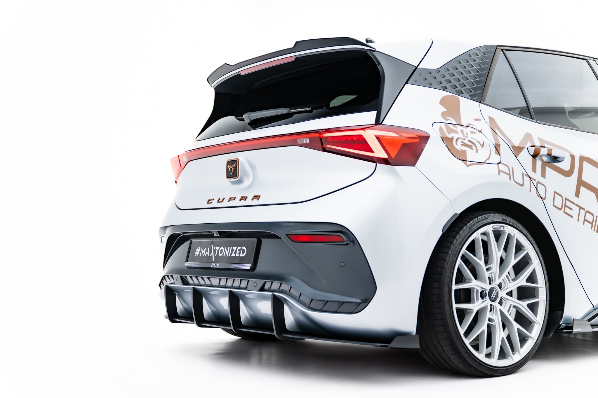Maxton Design Street Pro Heckschürze + Flaps passend für Cupra Born Mk1 schwarz Hochglanz