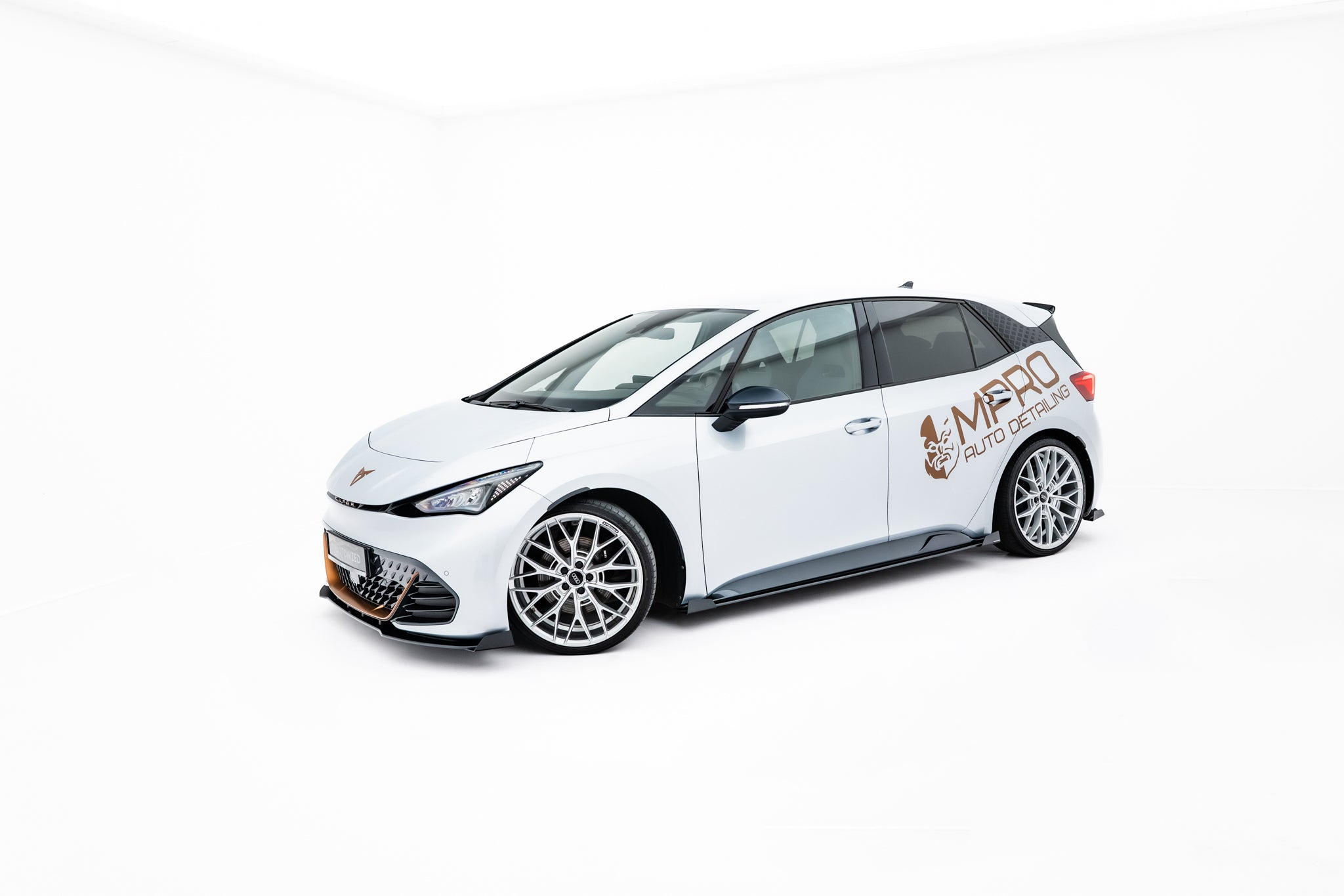 Maxton Design Street Pro Street+ Seitenschweller Leisten + Flaps passend für Cupra Born Mk1 schwarz Hochglanz