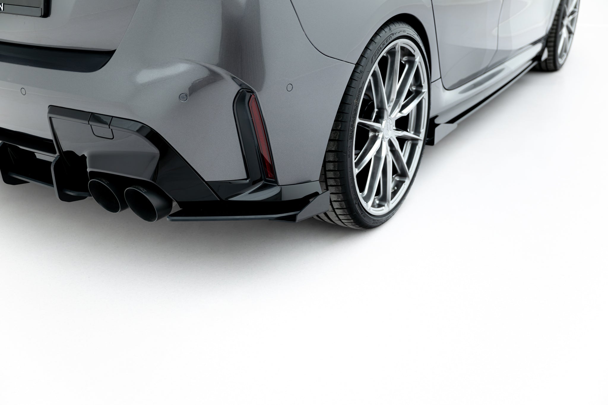 Maxton Design Street Pro Heck Ansatz Flaps Diffusor V.1 + Flaps passend für BMW M135i F70 schwarz Hochglanz
