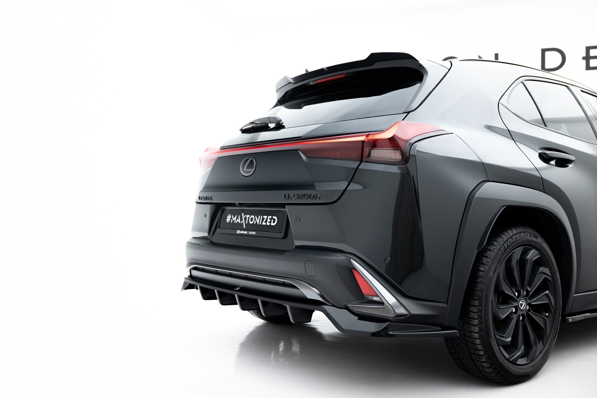 Maxton Design Street+ Mittlerer Diffusor RACE passend für Lexus UX F-Sport Mk1 schwarz Hochglanz