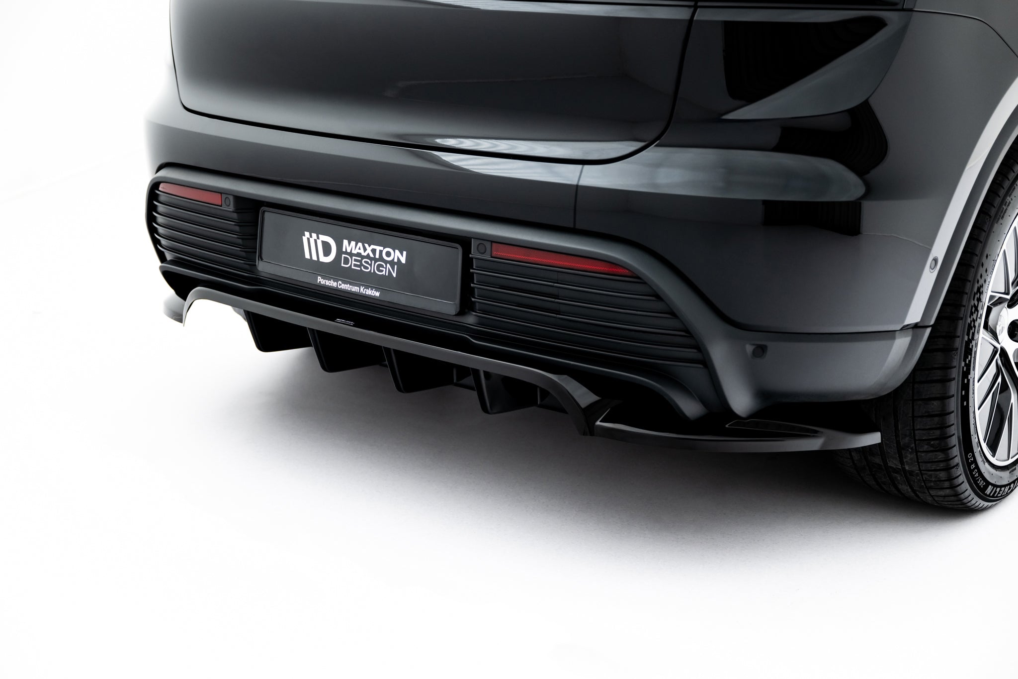 Maxton Design Street+ Mittlerer Diffusor RACE passend für Porsche Macan EV Mk1 schwarz Hochglanz