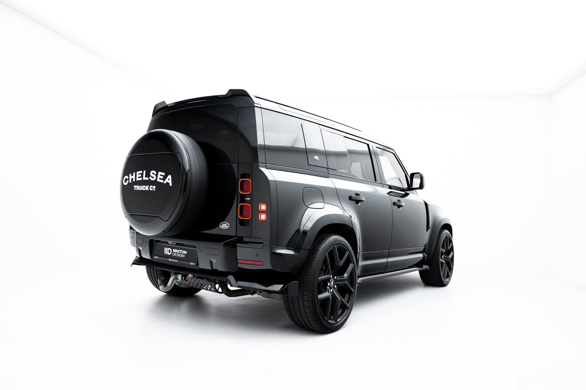 Maxton Design Street+ Mittlerer Diffusor RACE passend für Land Rover Defender Mk4 schwarz Hochglanz