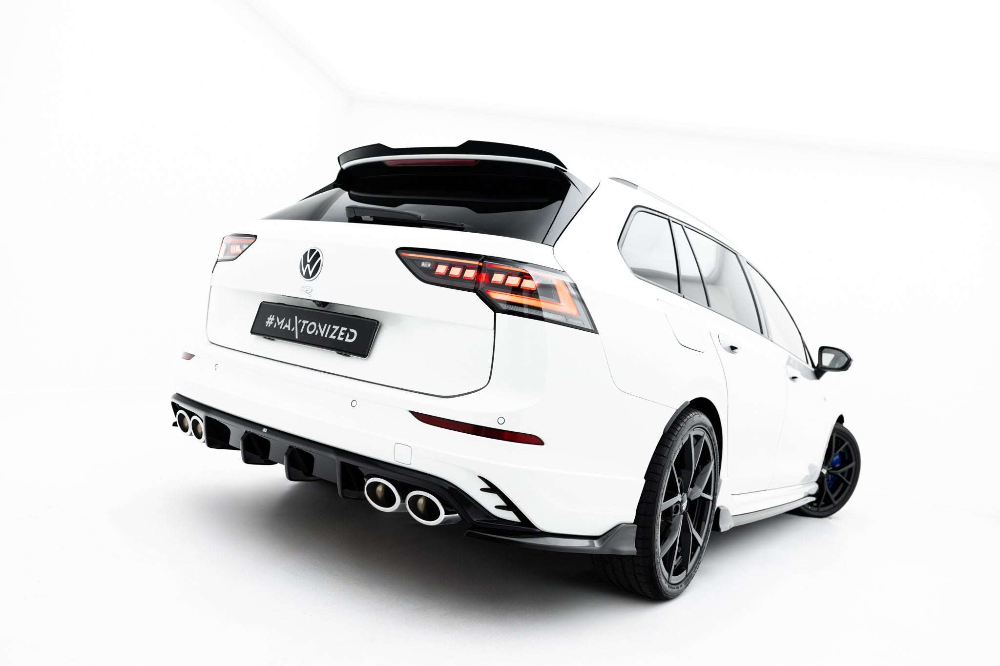 Maxton Design Heck Ansatz Flaps Diffusor V.2 passend für VW Golf R Variant Mk8 / Mk8 Facelift schwarz Hochglanz