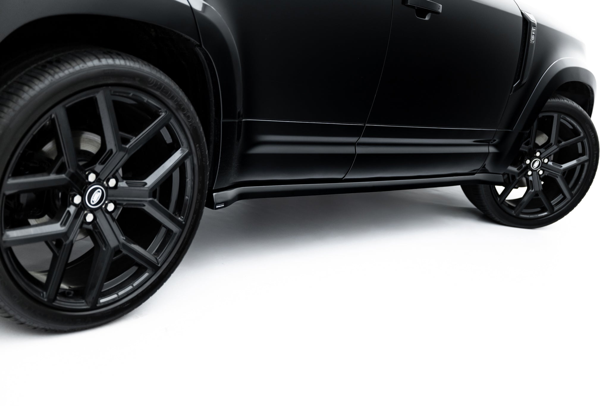 Maxton Design Street+ Seitenschweller Leisten passend für Land Rover Defender 110 Mk4 schwarz Hochglanz