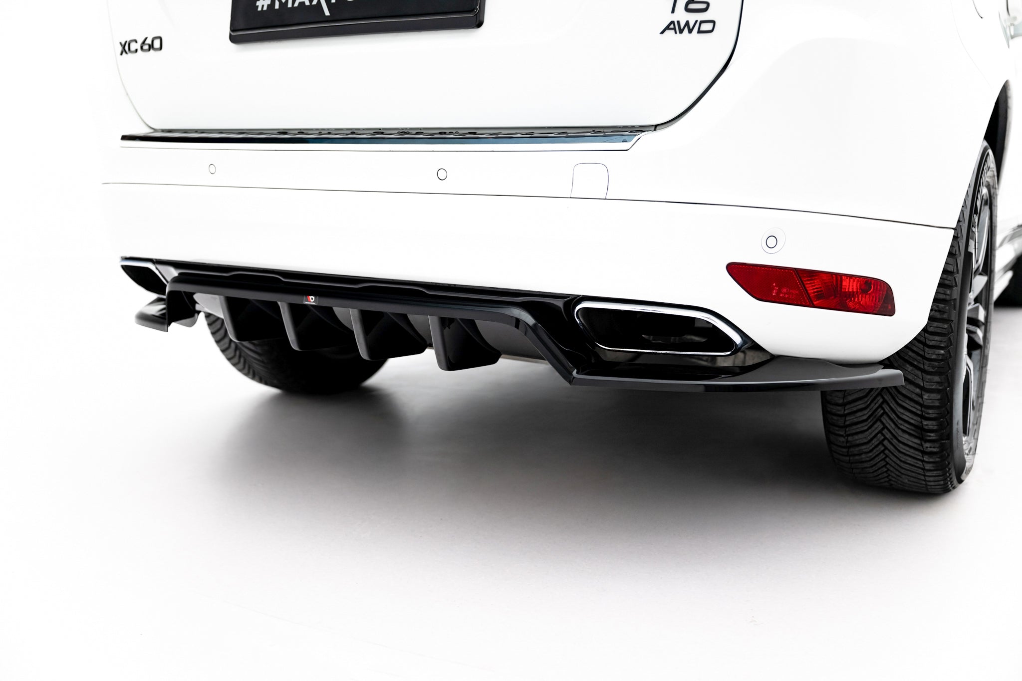 Maxton Design Street+ Mittlerer Diffusor RACE passend für Volvo XC60 Mk1 Facelift schwarz Hochglanz