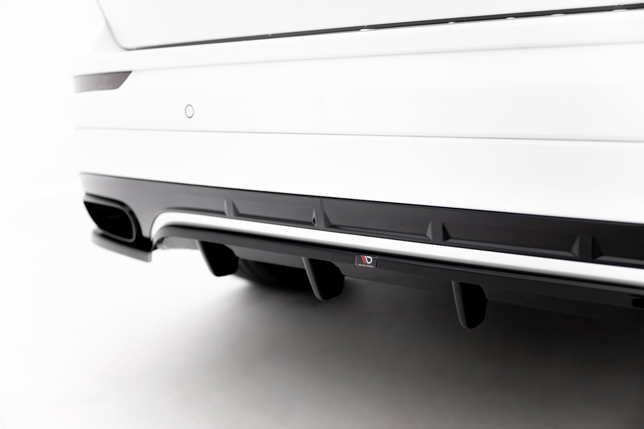 Maxton Design Street+ Mittlerer Diffusor RACE passend für Volvo XC60 Mk2 R-Design schwarz Hochglanz