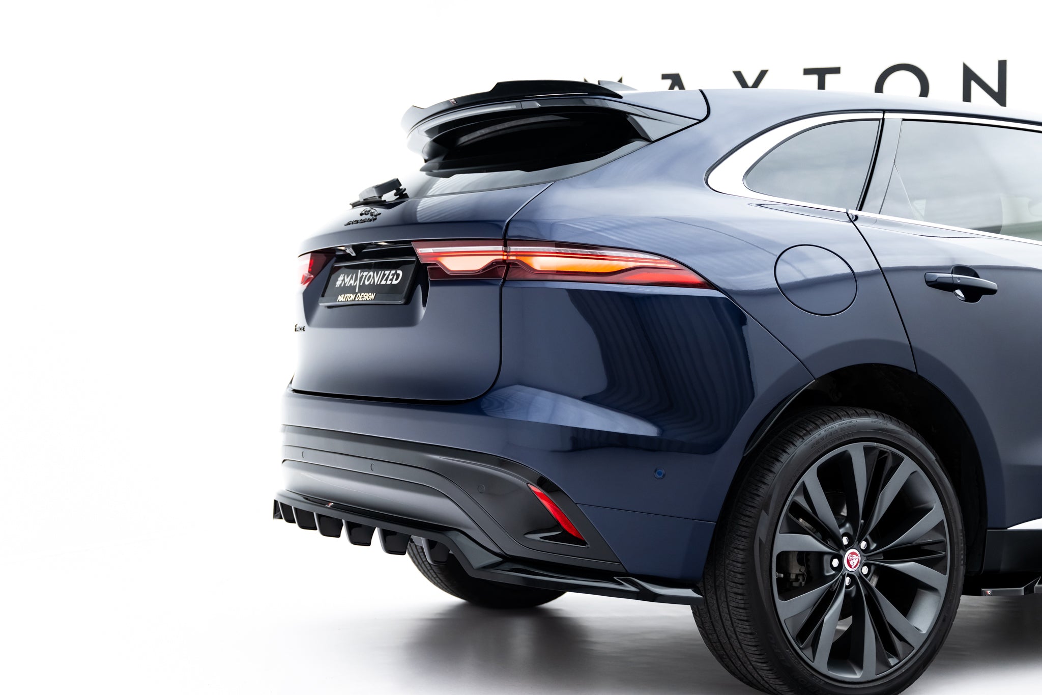 Maxton Design Street+ Mittlerer Diffusor RACE passend für Jaguar F-Pace R-Sport X761 Facelift schwarz Hochglanz