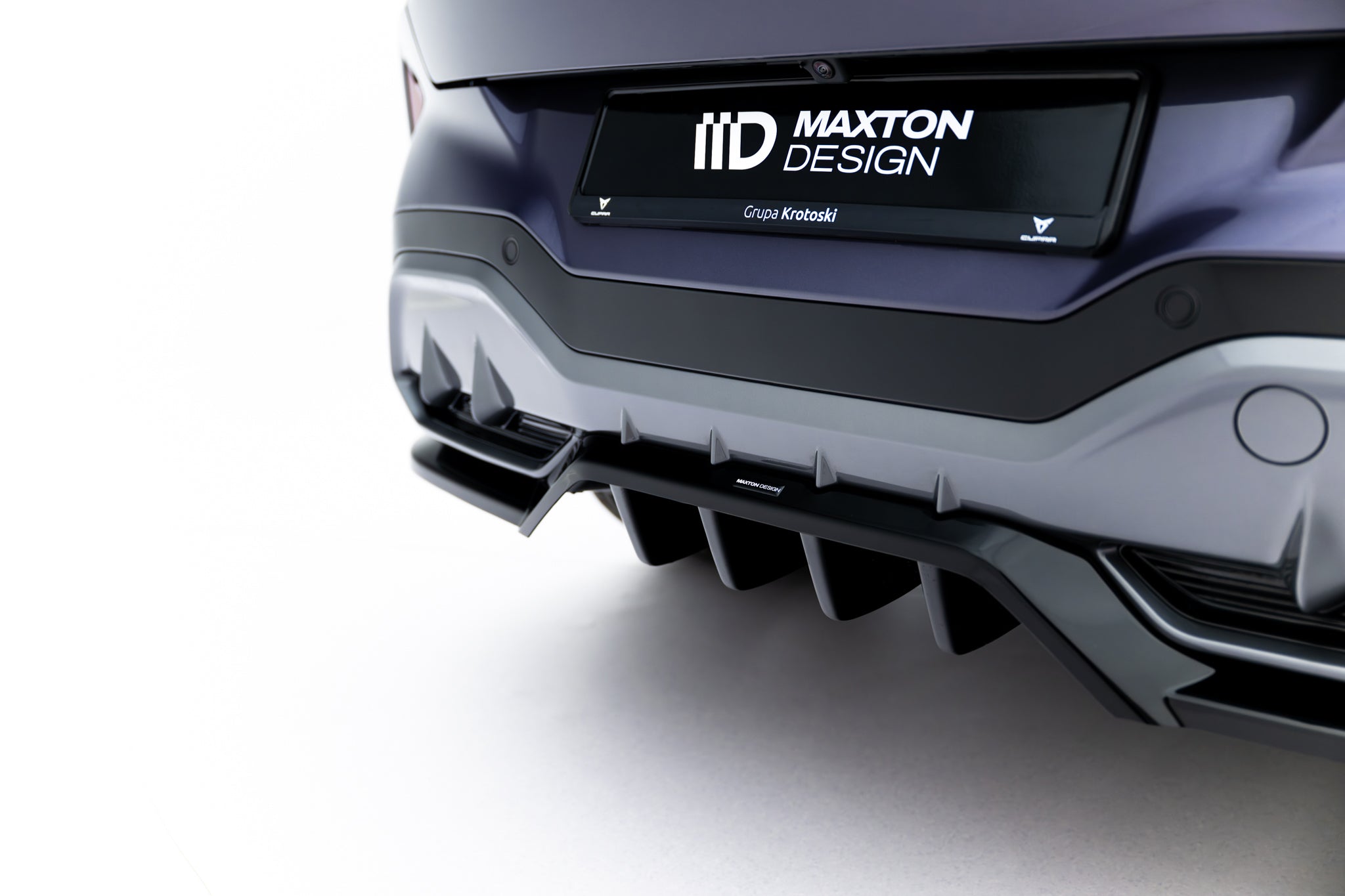 Maxton Design Street+ Mittlerer Diffusor RACE passend für V.1 Cupra Terramar Mk1 (Version ohne Anhängerkupplung) schwarz Hochglanz