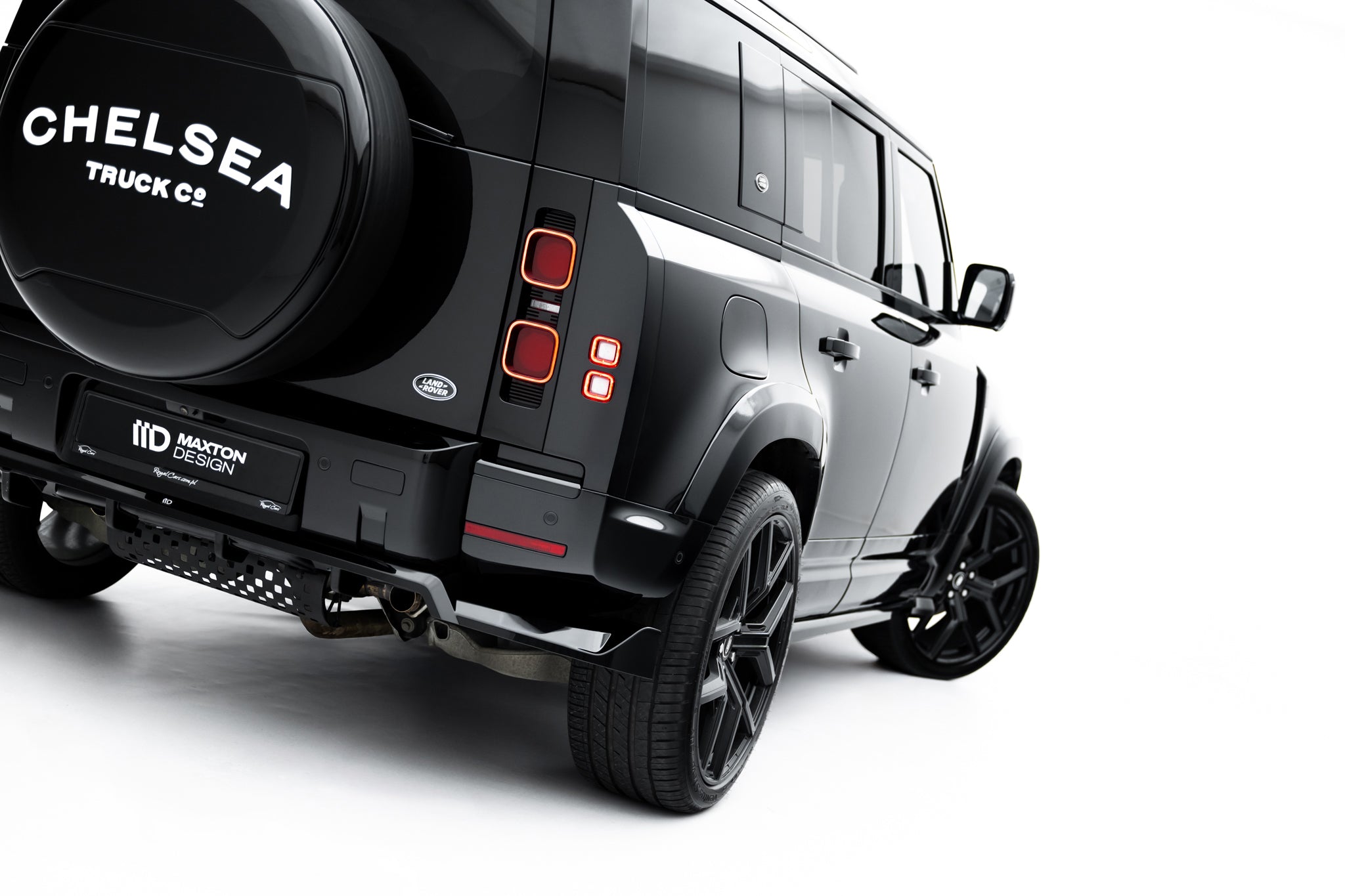 Maxton Design Street+ Mittlerer Diffusor RACE passend für Land Rover Defender Mk4 schwarz Hochglanz