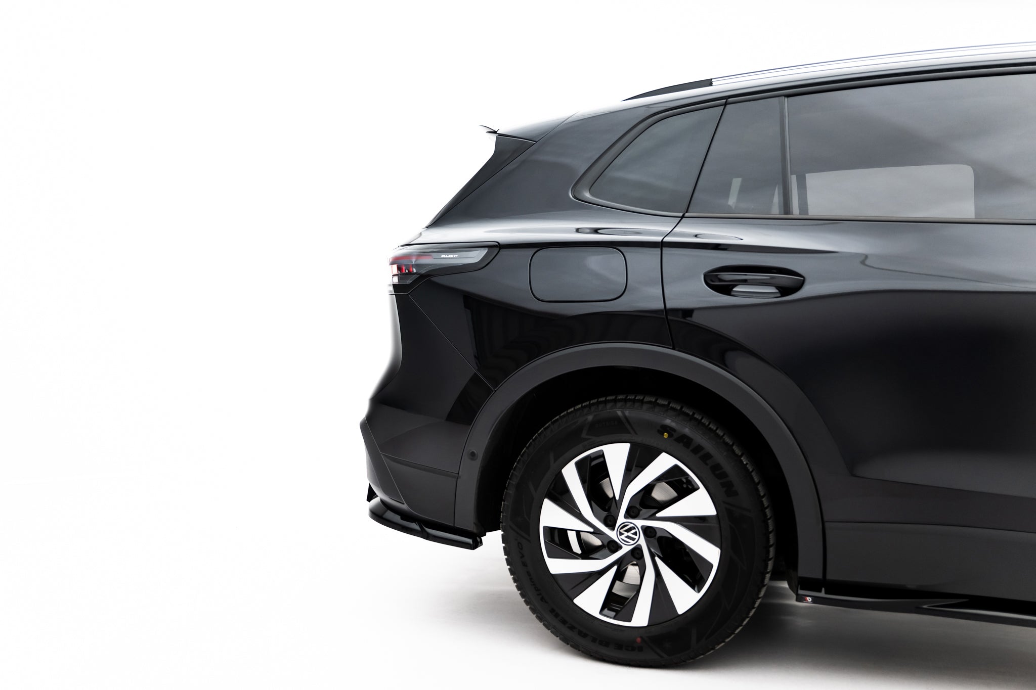 Maxton Design Street+ Mittlerer Diffusor RACE passend für VW Tiguan Mk3 schwarz Hochglanz