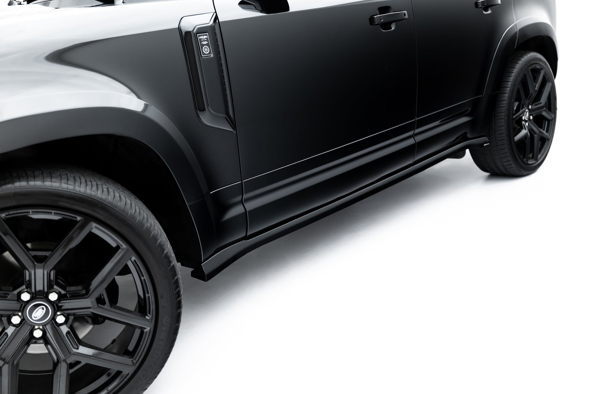 Maxton Design Street+ Seitenschweller Leisten passend für Land Rover Defender 110 Mk4 schwarz Hochglanz