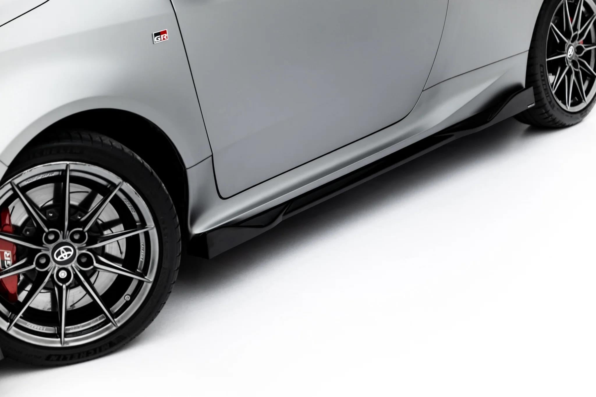 Maxton Design Street+ Seitenschweller Leisten V.2 passend für Toyota GR Yaris Mk4 Facelift schwarz Hochglanz