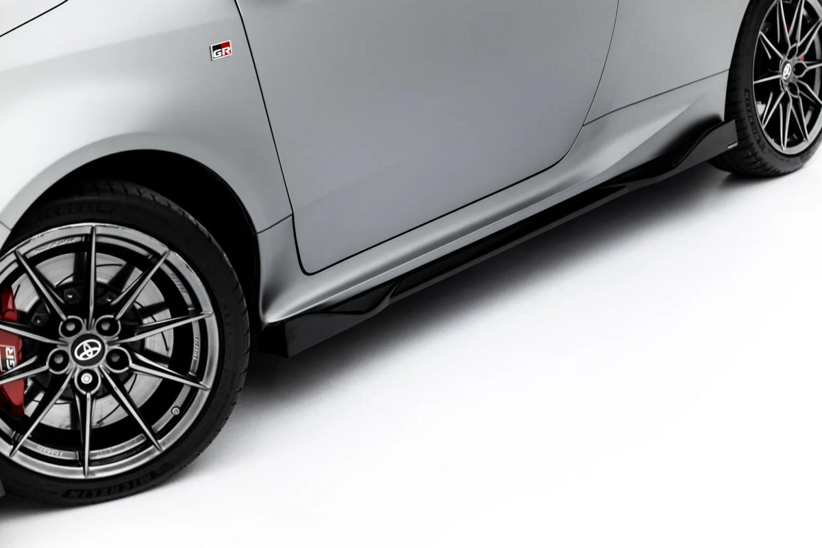 Maxton Design Street+ Seitenschweller Leisten V.2 für Toyota GR Yaris Mk4 / Mk4 Facelift [2020-2024] | Schwarz Hochglanz | ABS-Kunststoff | mit TTG (eintragungsfrei)