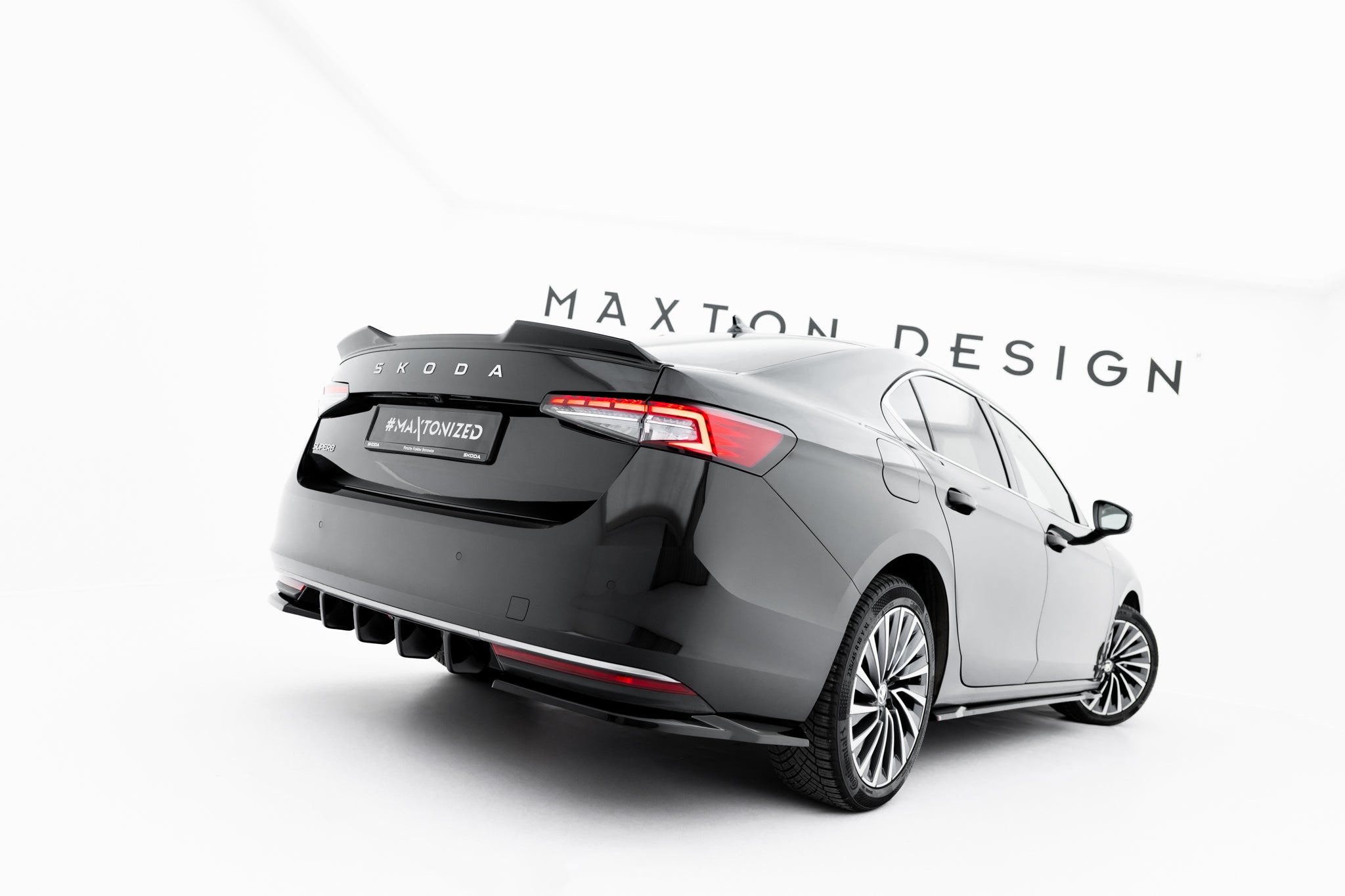 Maxton Design Heck Ansatz Flaps Diffusor V.1 passend für Skoda Superb Sportline Mk4 schwarz Hochglanz