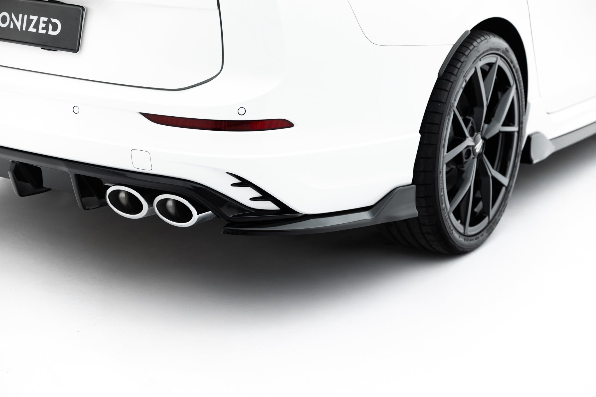 Maxton Design Heck Ansatz Flaps Diffusor V.2 passend für VW Golf R Variant Mk8 / Mk8 Facelift schwarz Hochglanz
