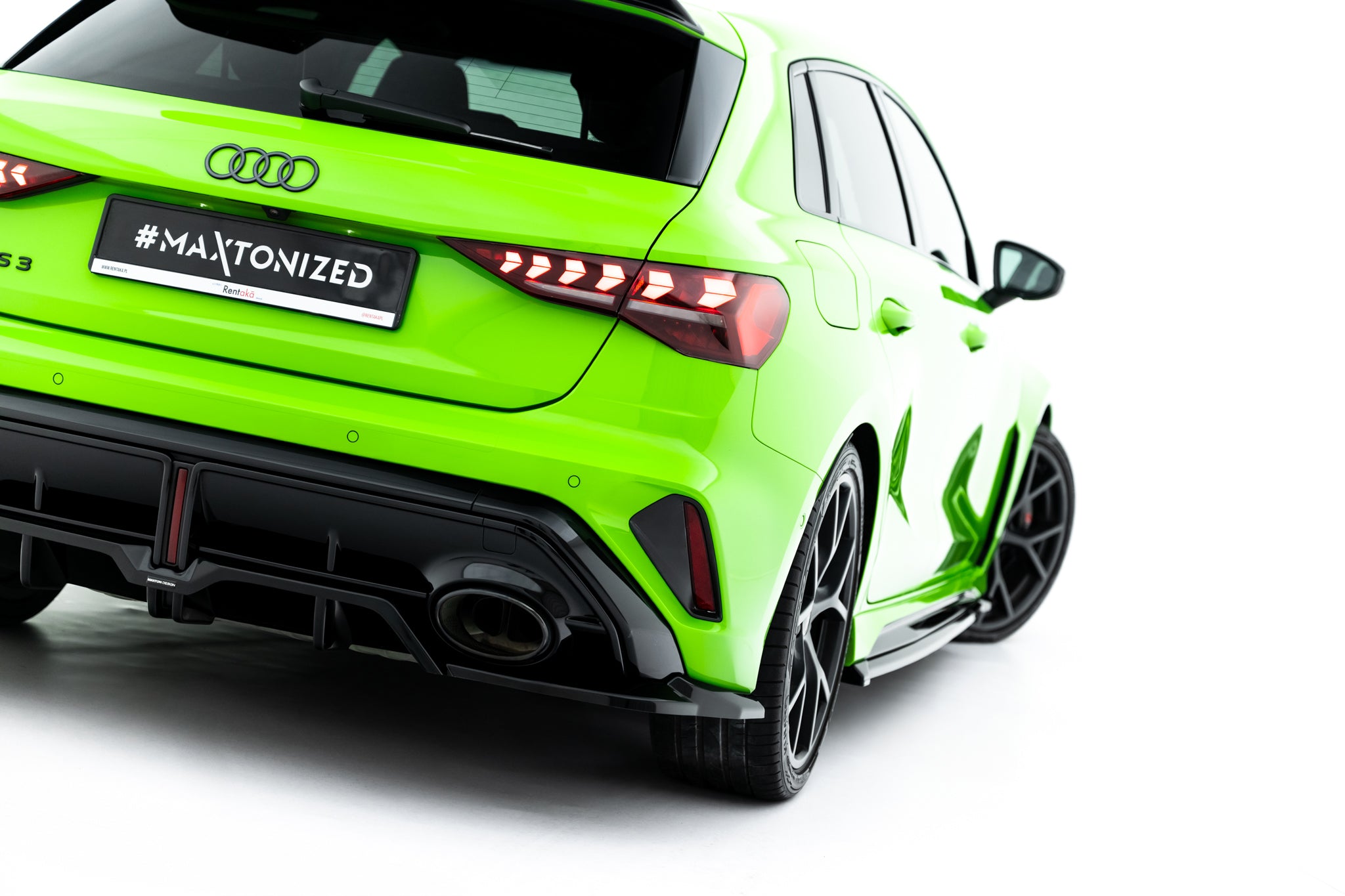 Maxton Design Street+ Mittlerer Diffusor RACE V.2 passend für Audi RS3 Sportback 8Y Facelift schwarz Hochglanz