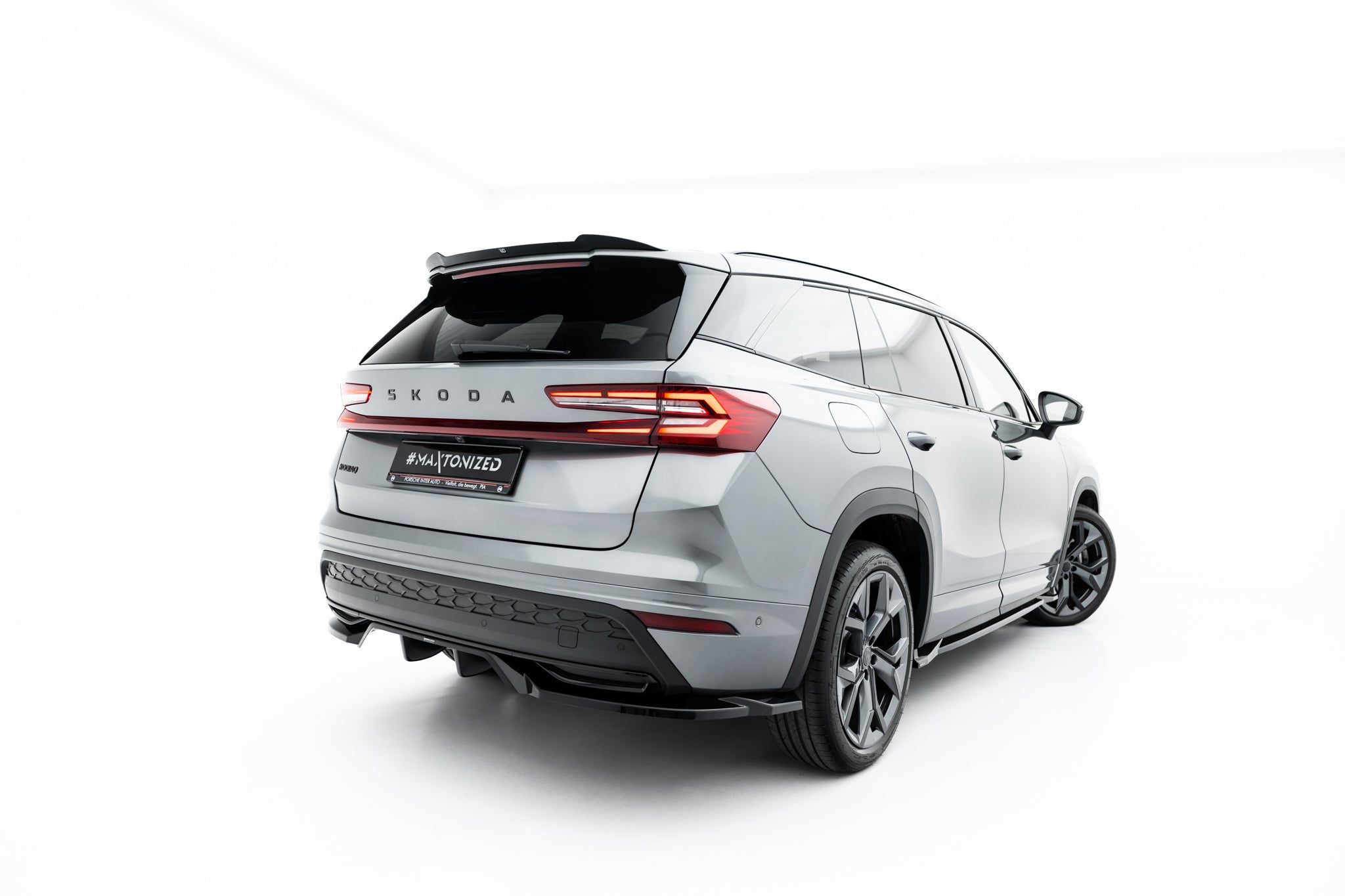 Maxton Design Street+ Mittlerer Diffusor RACE passend für Skoda Kodiaq Sportline Mk2 schwarz Hochglanz