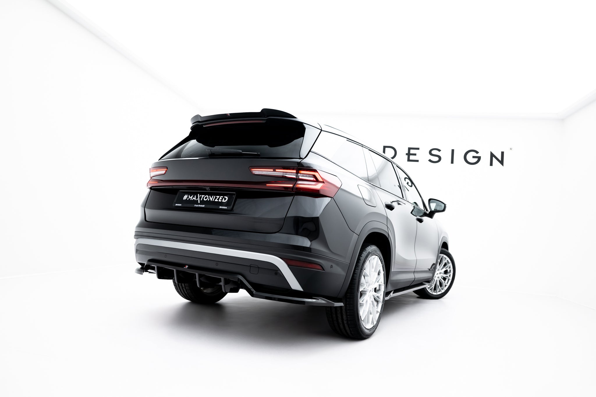 Maxton Design Street+ Mittlerer Diffusor RACE passend für Skoda Kodiaq Mk2 schwarz Hochglanz