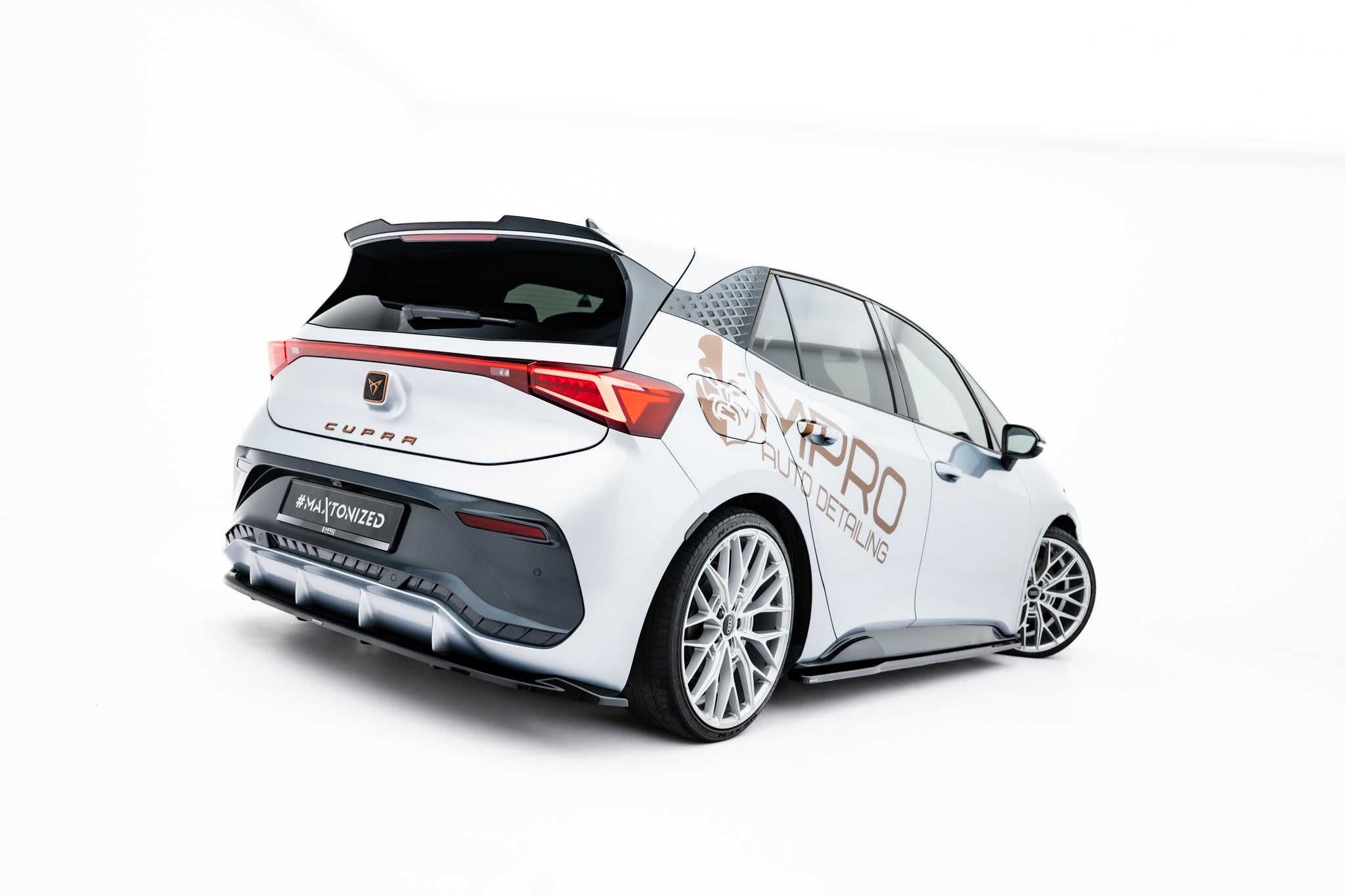 Maxton Design Street+ Mittlerer Diffusor RACE passend für Cupra Born Mk1 schwarz Hochglanz