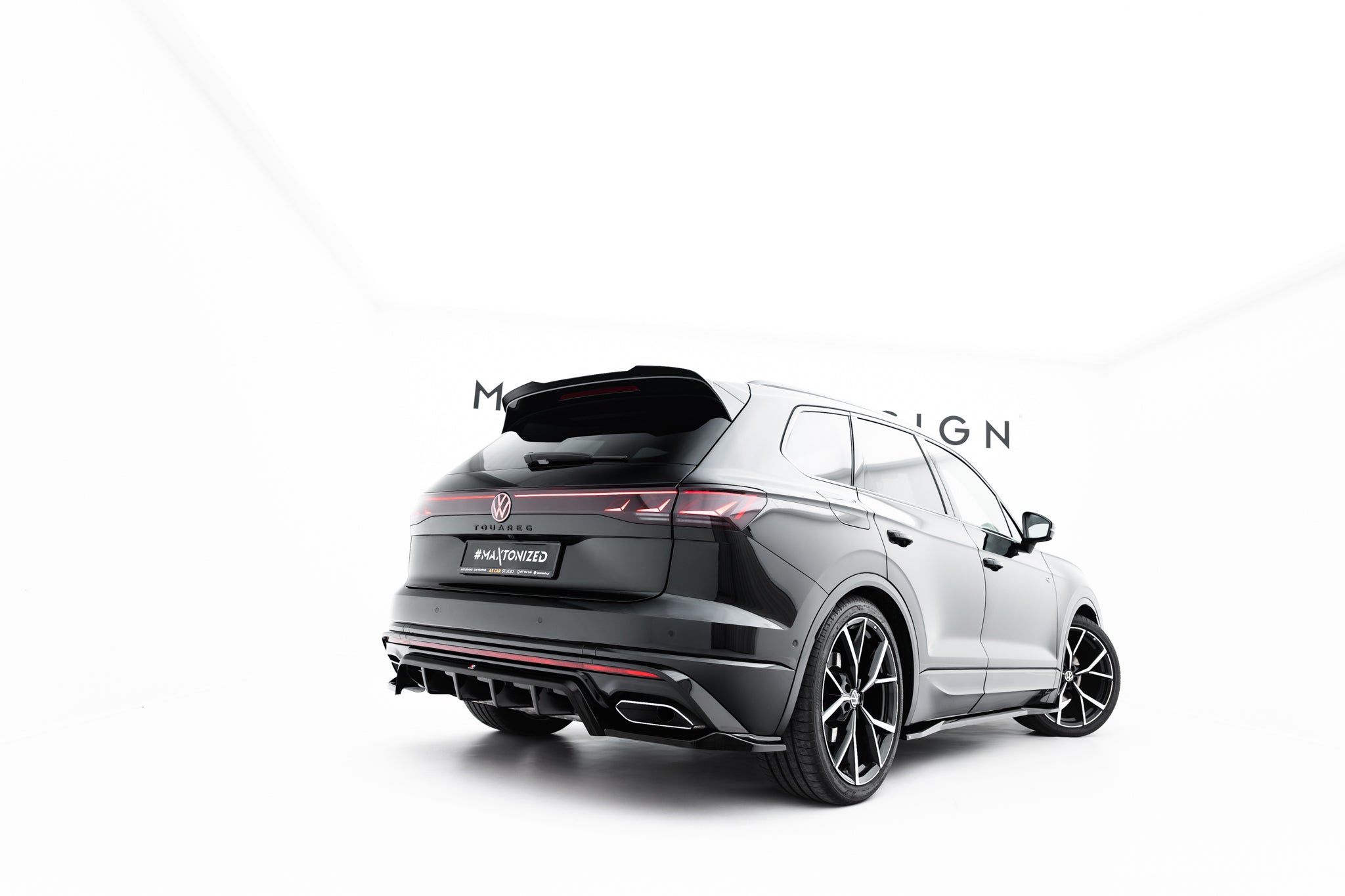 Maxton Design Street+ Mittlerer Diffusor RACE passend für VW Touareg R-Line Mk3 Facelift schwarz Hochglanz