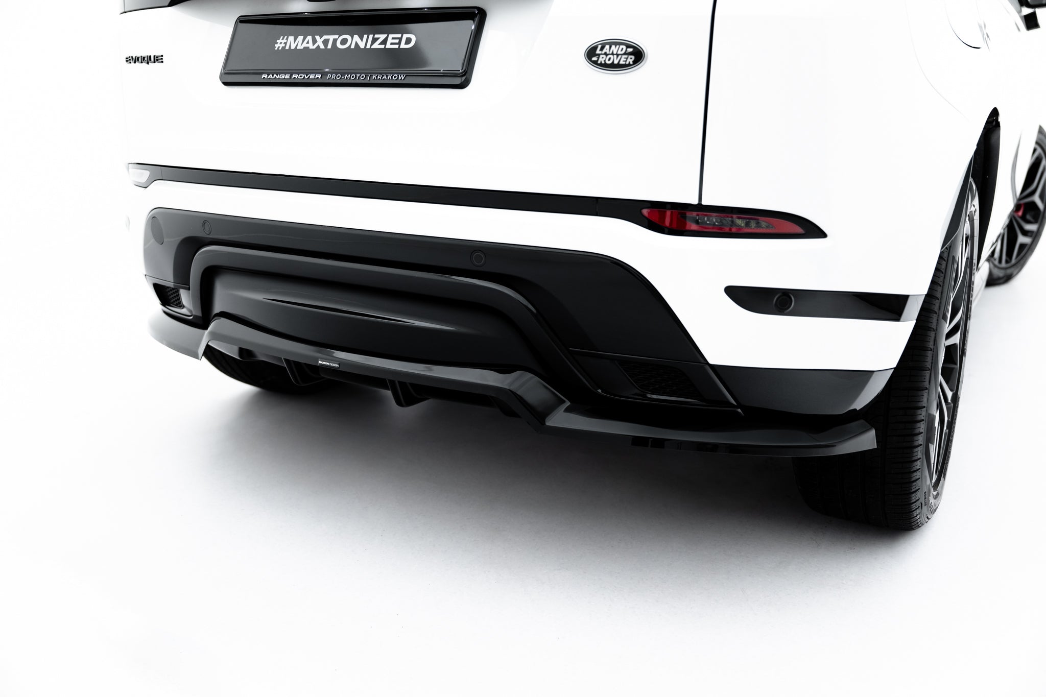 Maxton Design Street+ Mittlerer Diffusor RACE passend für Land Rover Range Rover Evoque Dynamic Mk2 schwarz Hochglanz
