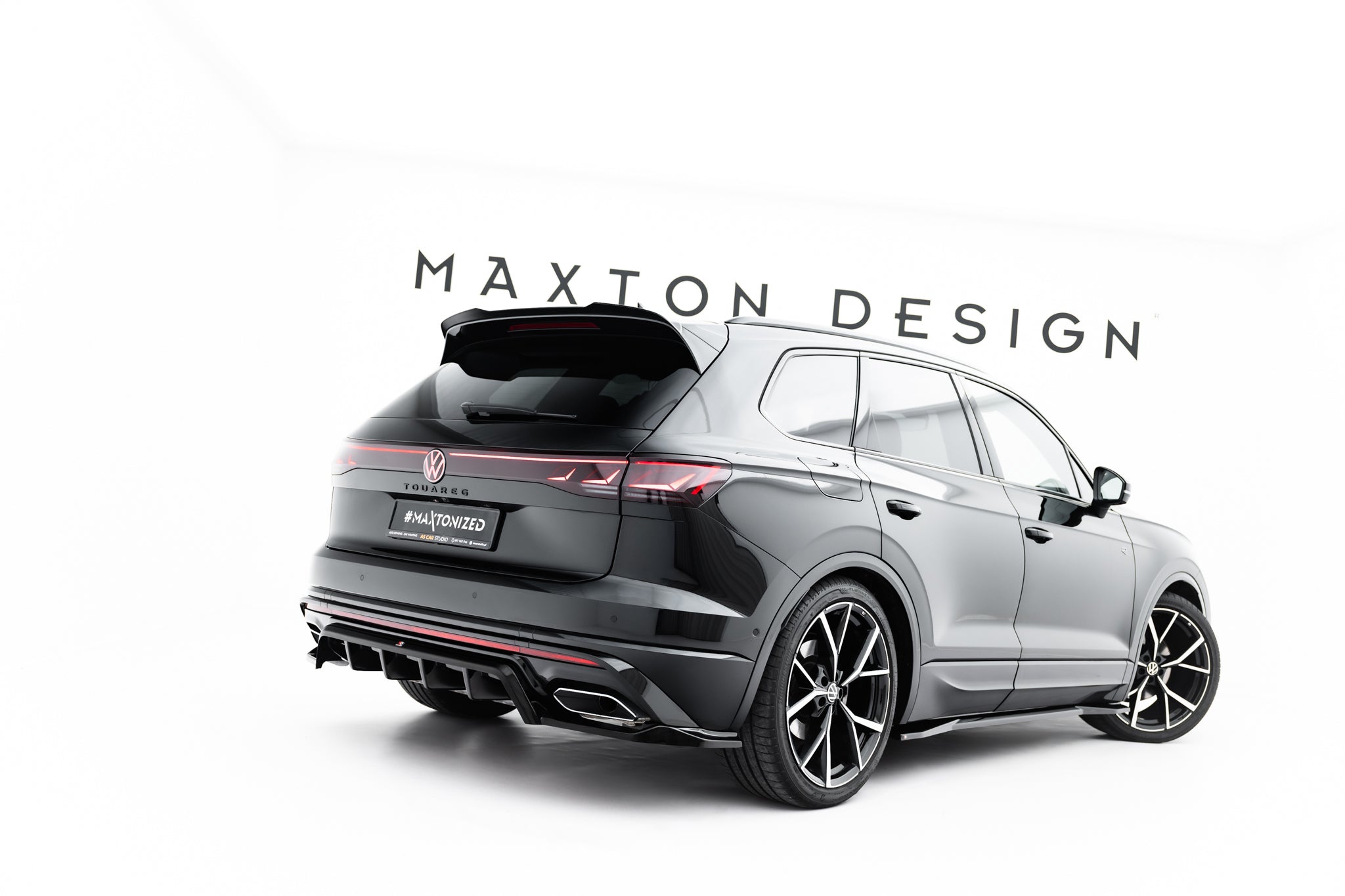 Maxton Design Street+ Mittlerer Diffusor RACE passend für VW Touareg R-Line Mk3 Facelift schwarz Hochglanz