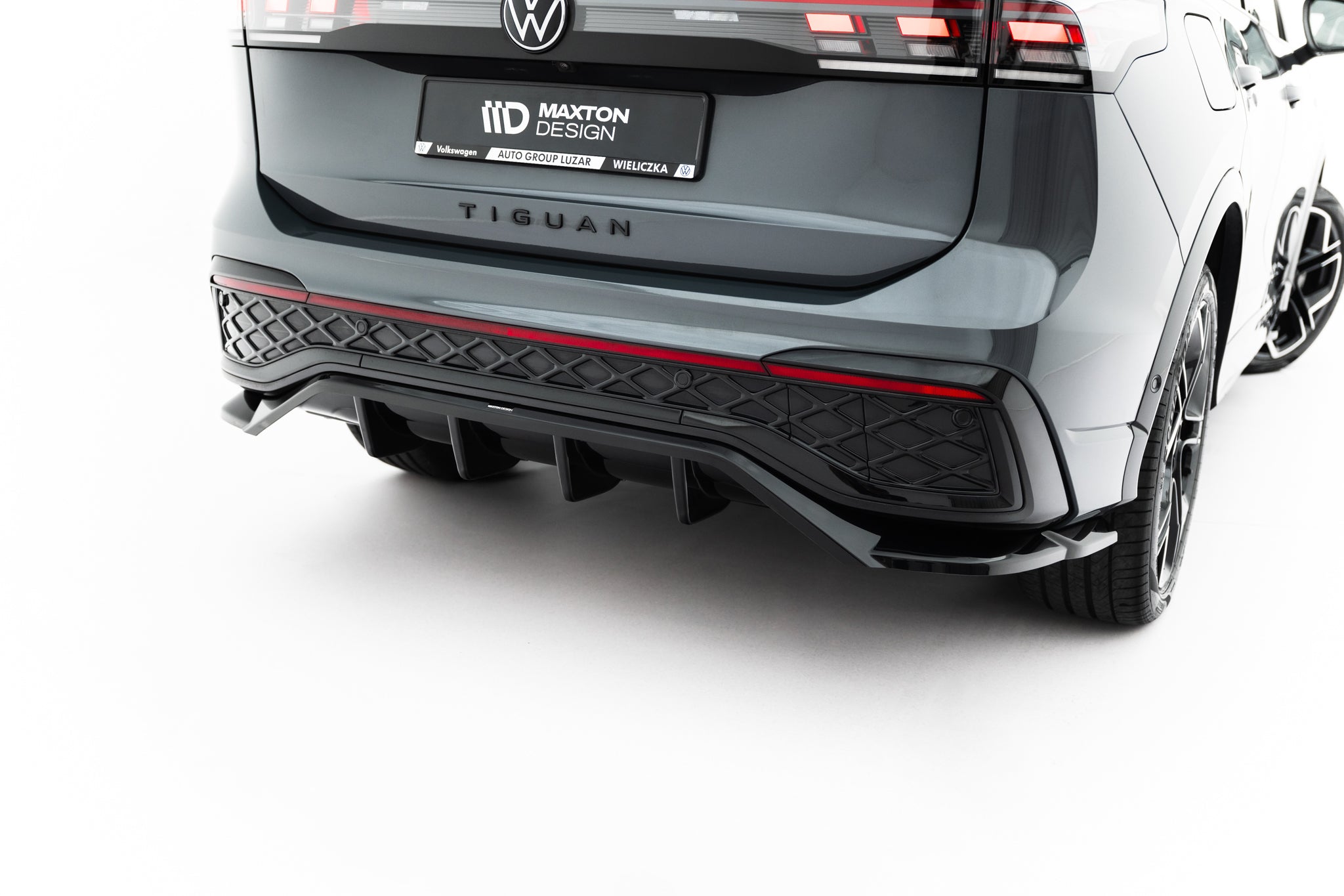 Maxton Design Street+ Mittlerer Diffusor RACE passend für VW Tiguan R-Line Mk3 schwarz Hochglanz