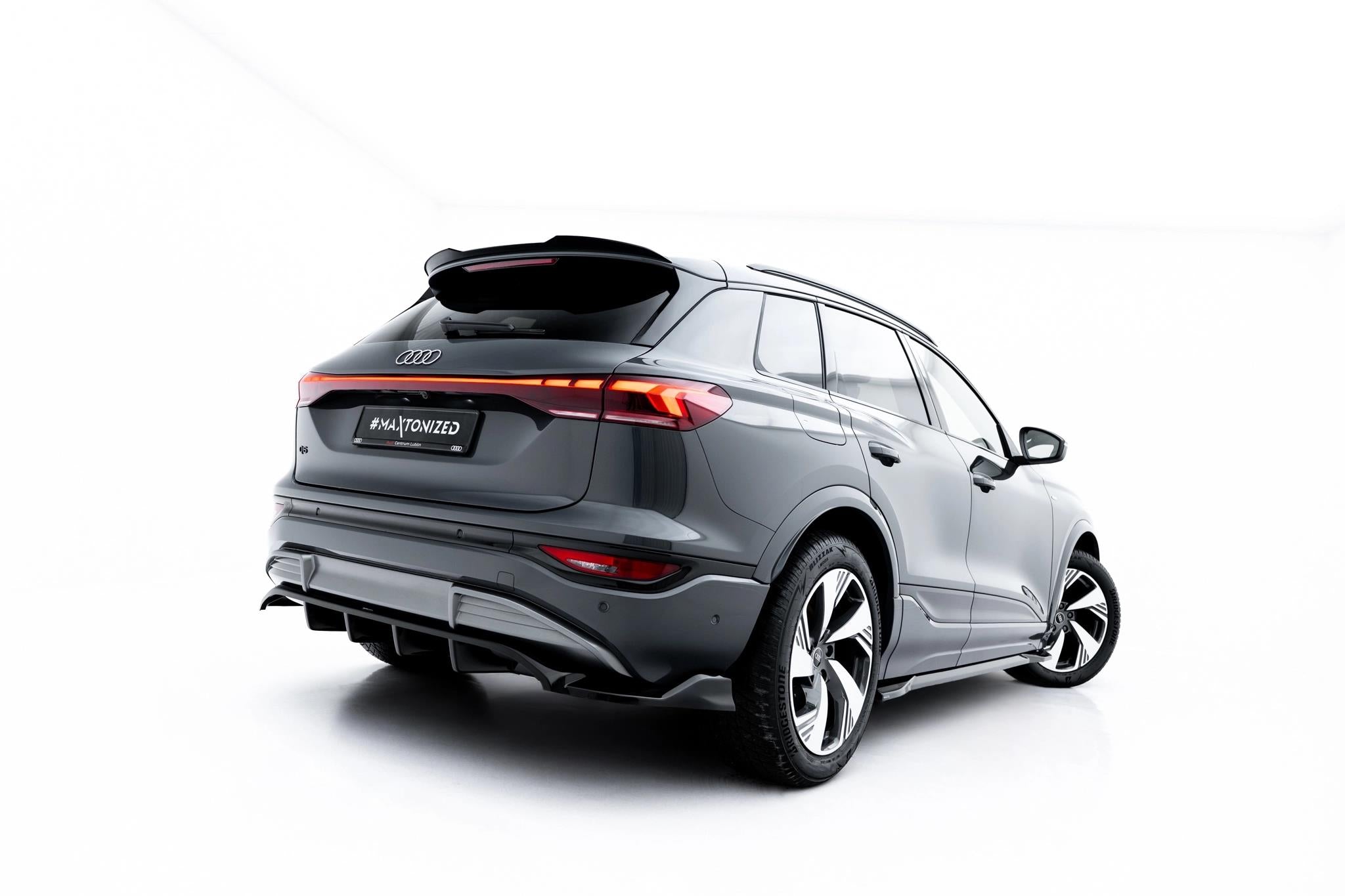 Maxton Design Street+ Mittlerer Diffusor RACE passend für Audi Q6 e-tron S-Line / SQ6 e-tron SUV / Sportback Mk1 schwarz Hochglanz