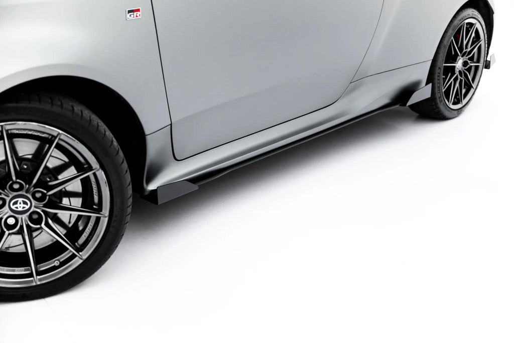 Maxton Design Street Pro Street+ Seitenschweller Leisten + Flaps passend für Toyota GR Yaris Mk4 Facelift schwarz Hochglanz